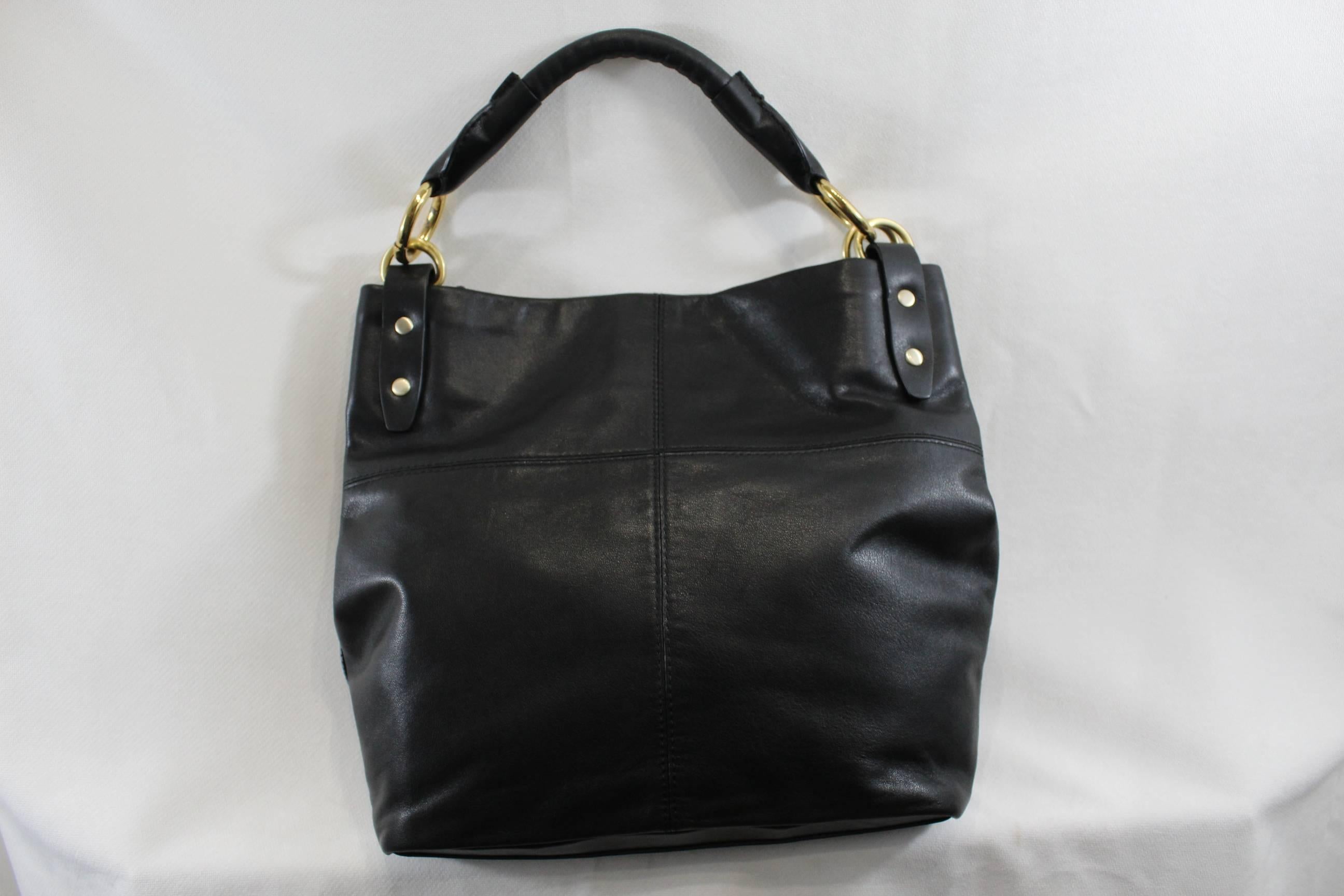 Nice Givenchy Shoulder bag with golden hardware.

leather in good condition
Clean interior
Hardware in good condition, some small signs of wear.
Size 12x11