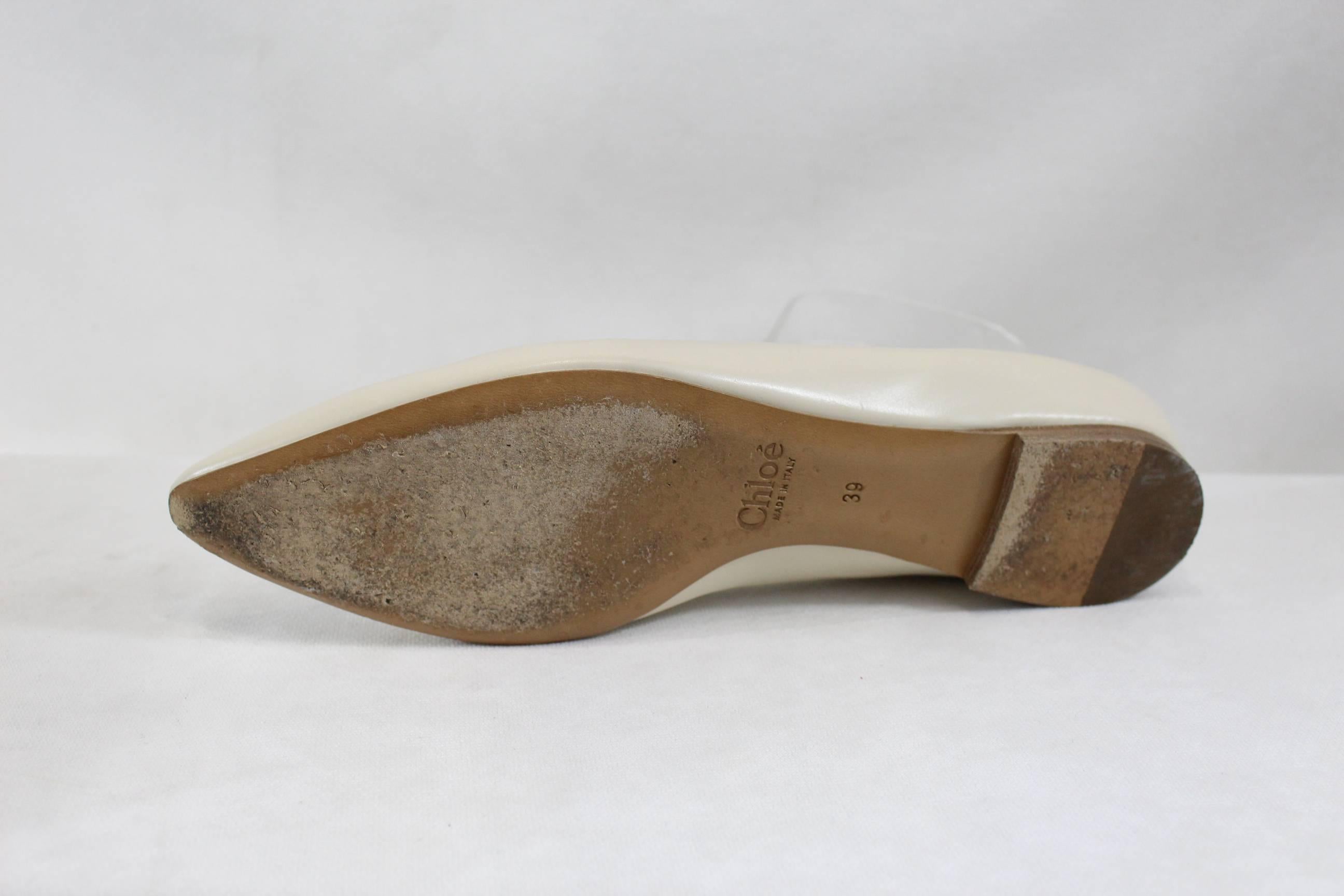 Nice Chloe Flat shoes in white leather.

They have been used l;ike for a week  but they remained in really good condition