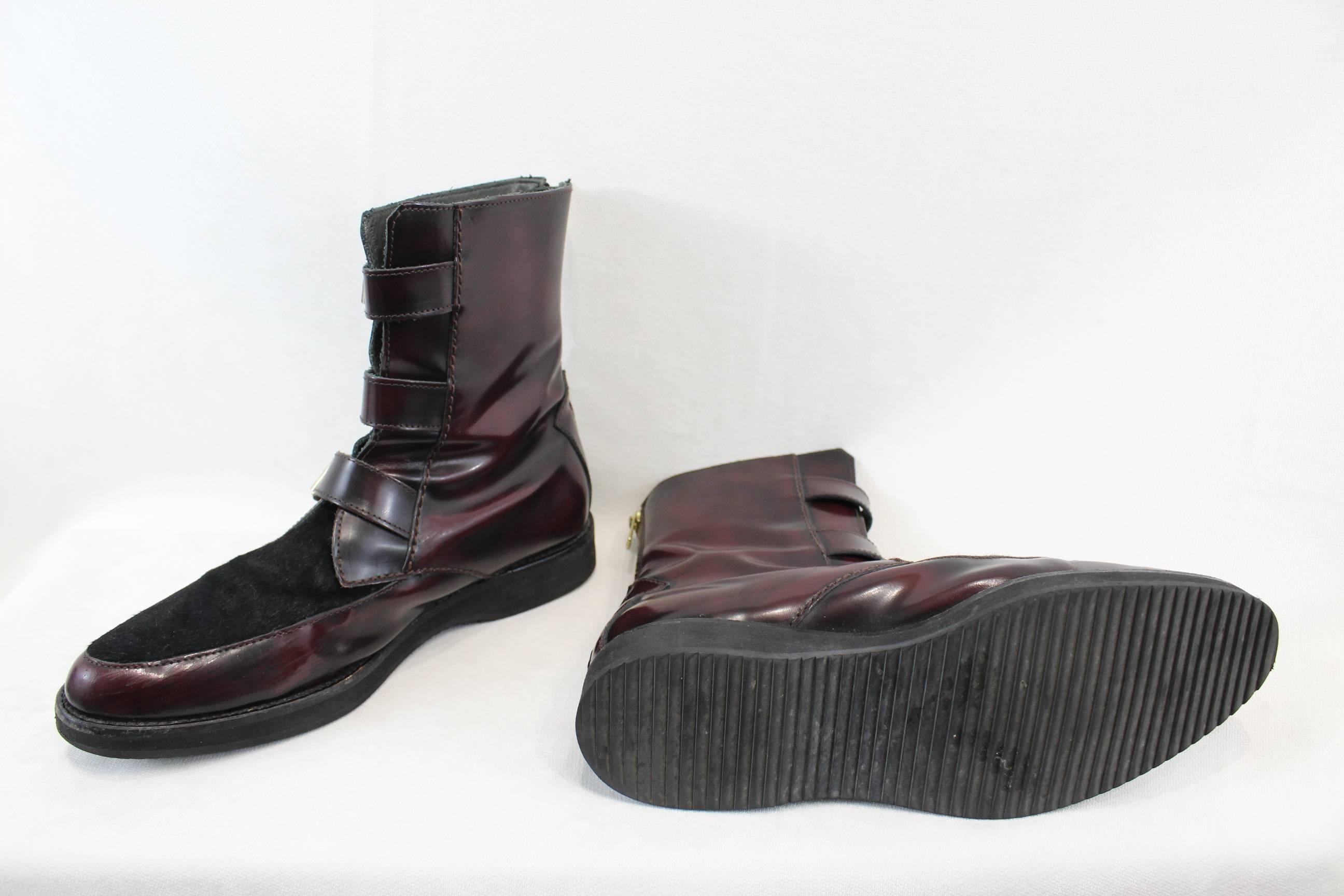 Women's or Men's Amazing Boots from Alexander McQueen in Dark Red Patented  and Calfskin leather For Sale