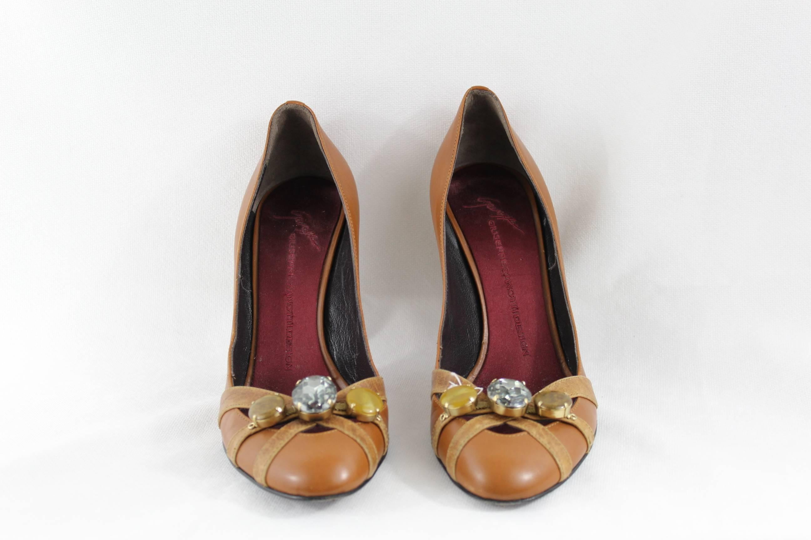 Nice pair of Giuseppe Zanotti hih heel shoes in brown leather.

Some small signs of wear.

3 really nice stones in the front.

Size EU 38 (US 6,5)