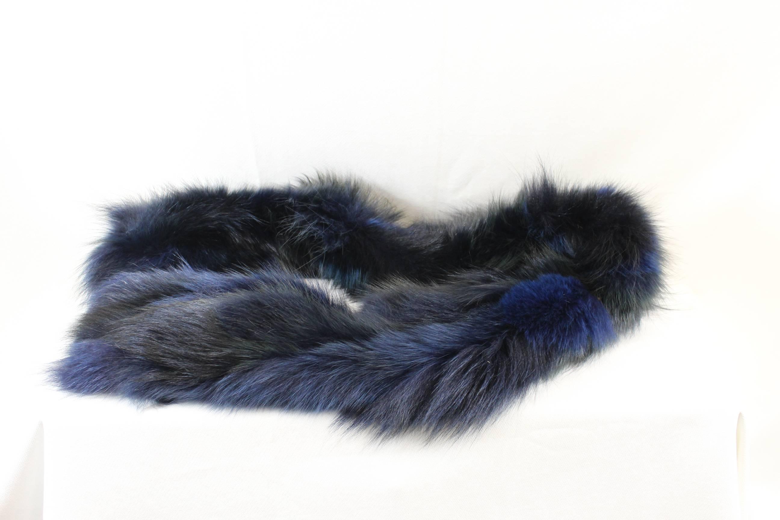 Super ncie scarf in fox.

Color Blue and black. Super elegant and class.

Lenght 45 inches