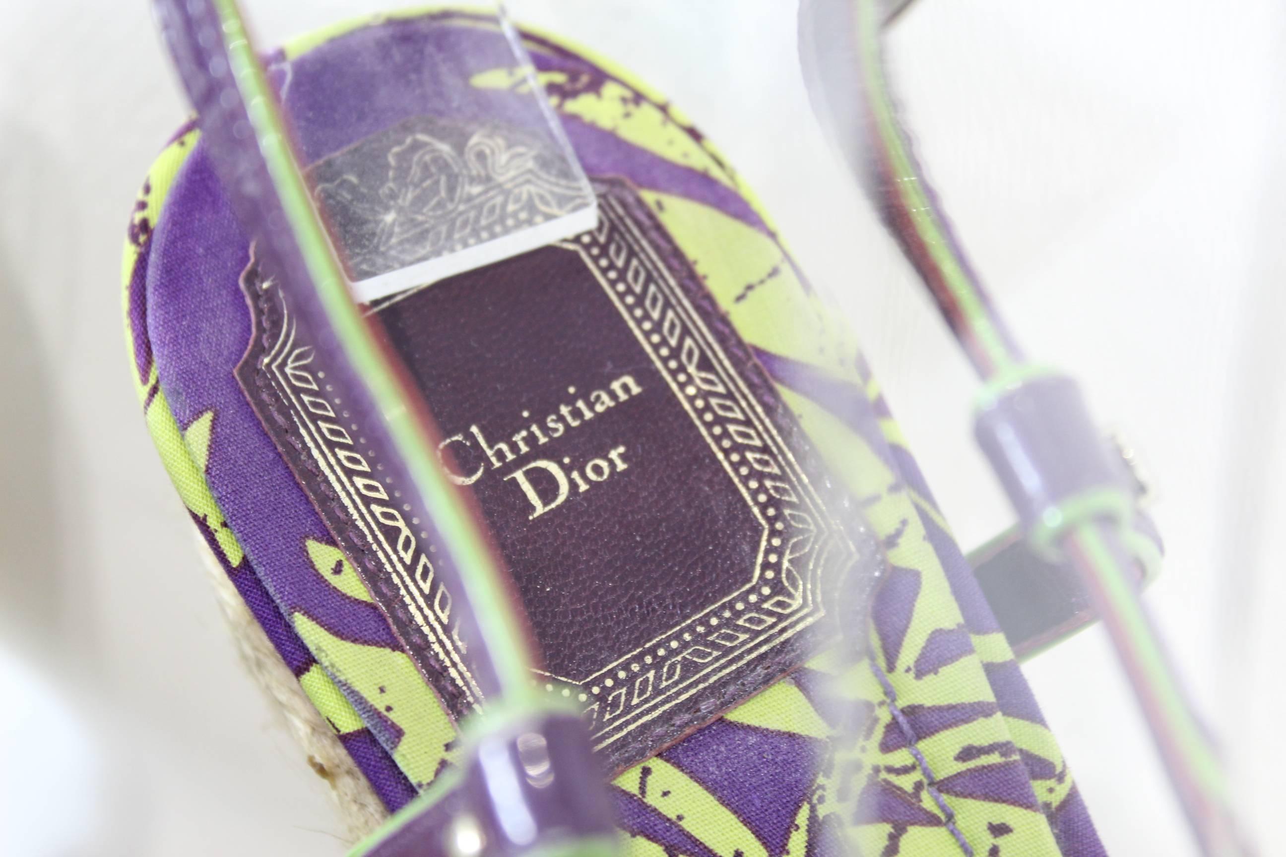 Really ncie Christian Dior sandals in cord and patented purple leather.

Size europen 37 so 5,5 US

They have been woorn but they remain in good condition.