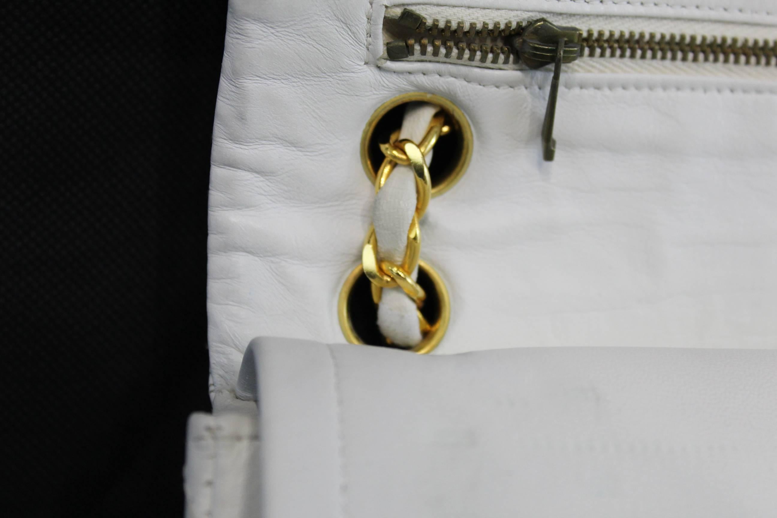 Vintage 80's Chanel 2.55 Bag in White Letaher and Golden Hardware. size 10