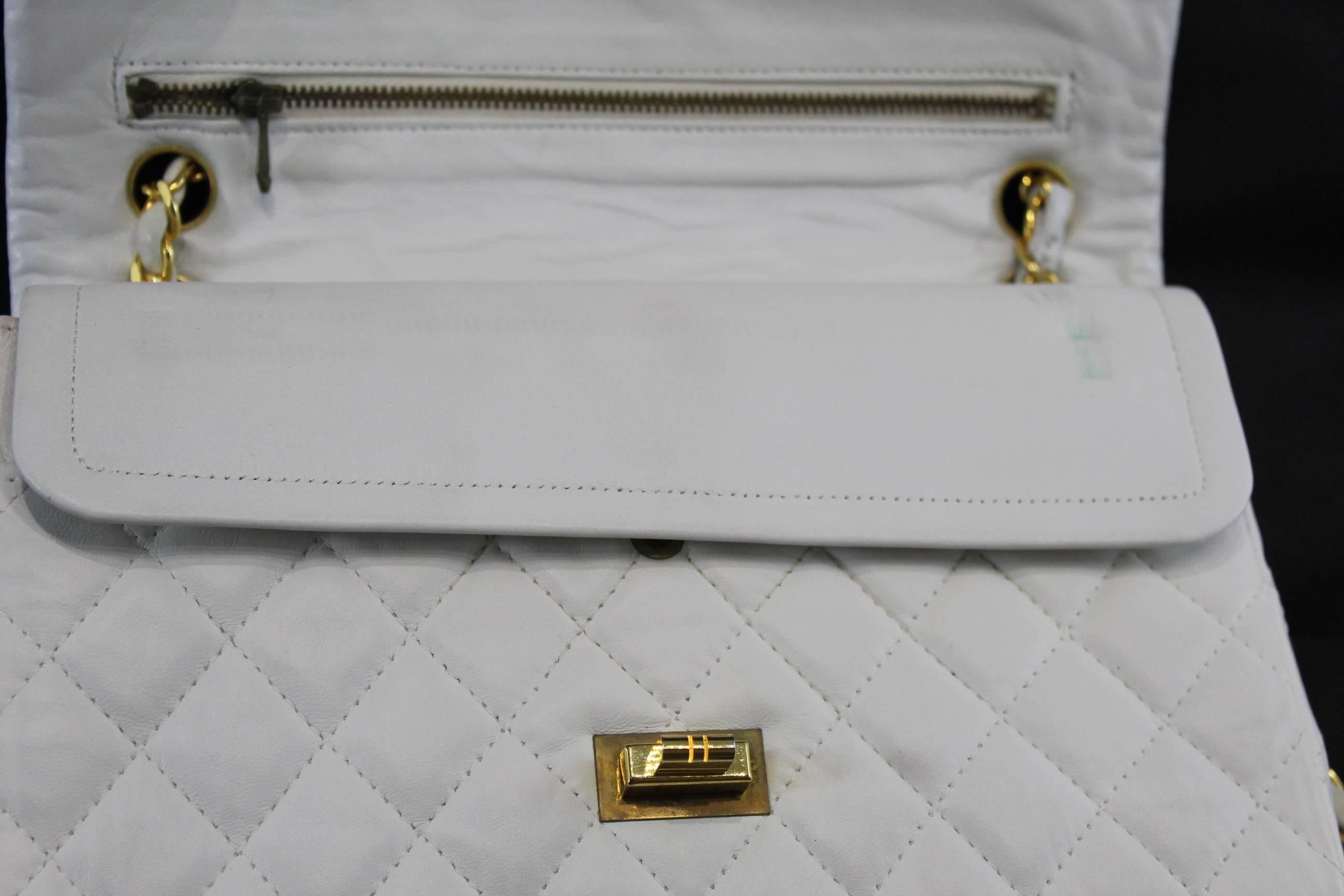 Vintage 80's Chanel 2.55 Bag in White Letaher and Golden Hardware. size 10