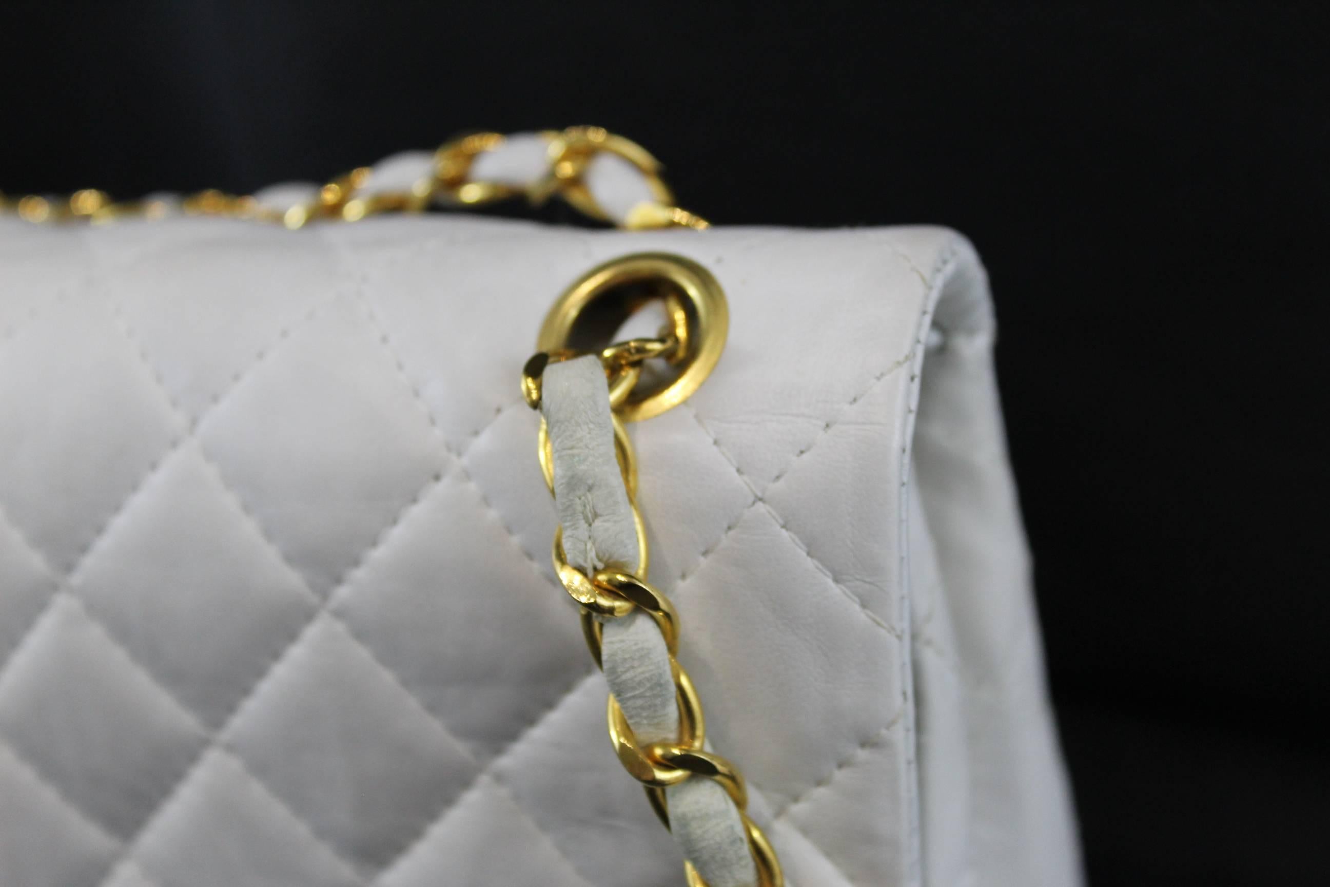 Vintage 80's Chanel 2.55 Bag in White Letaher and Golden Hardware. size 10