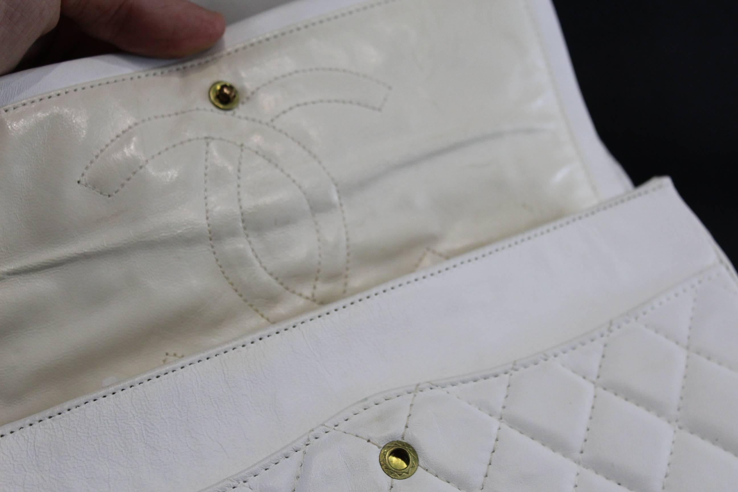 Women's or Men's Vintage 80's Chanel 2.55 Bag in White Letaher and Golden Hardware. size 10