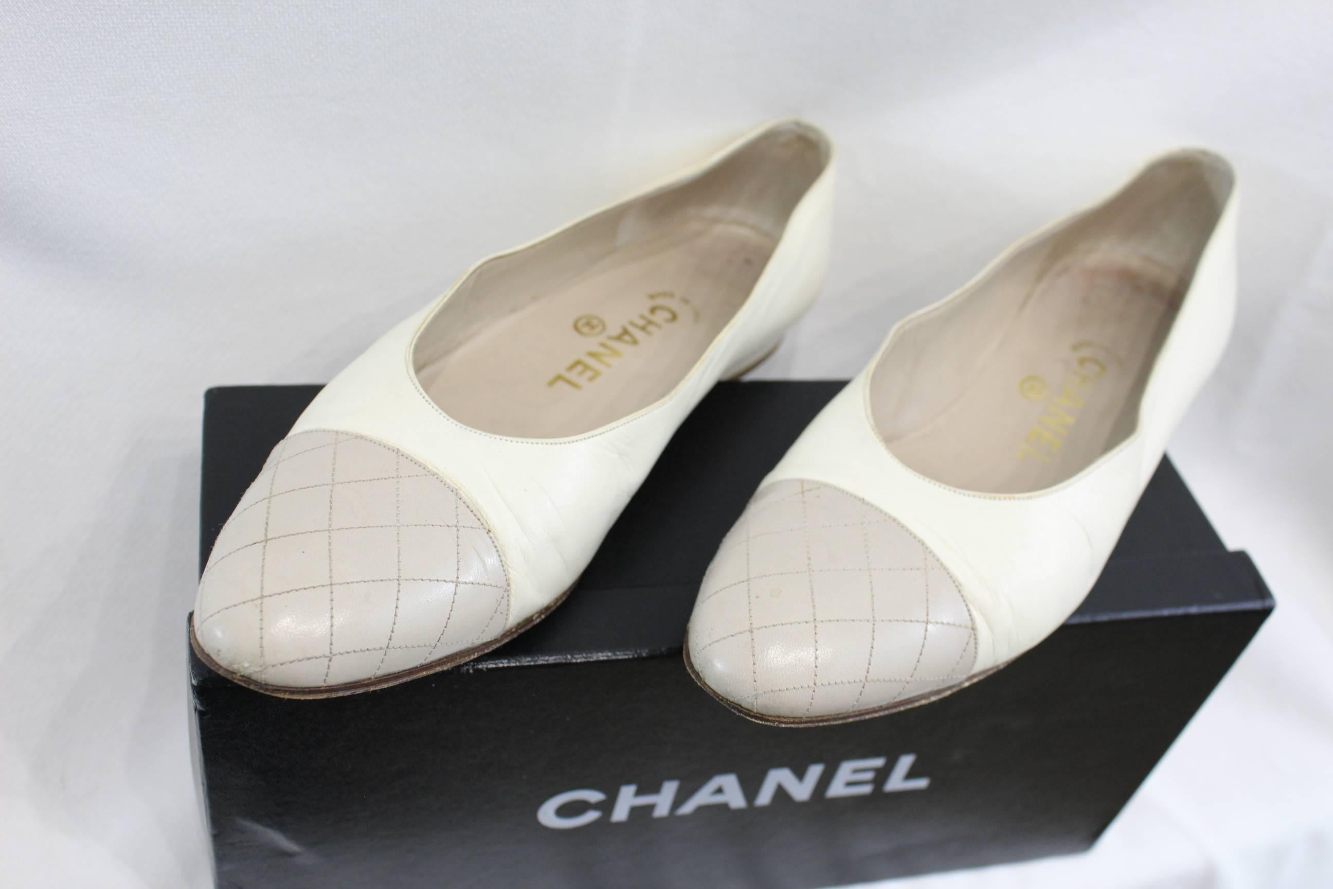 Nice pair of Chanel flat in beige leather. With its box.

faitr conditon, they have been gently worn (signs of use)

lenght of the inner sole 10 inches