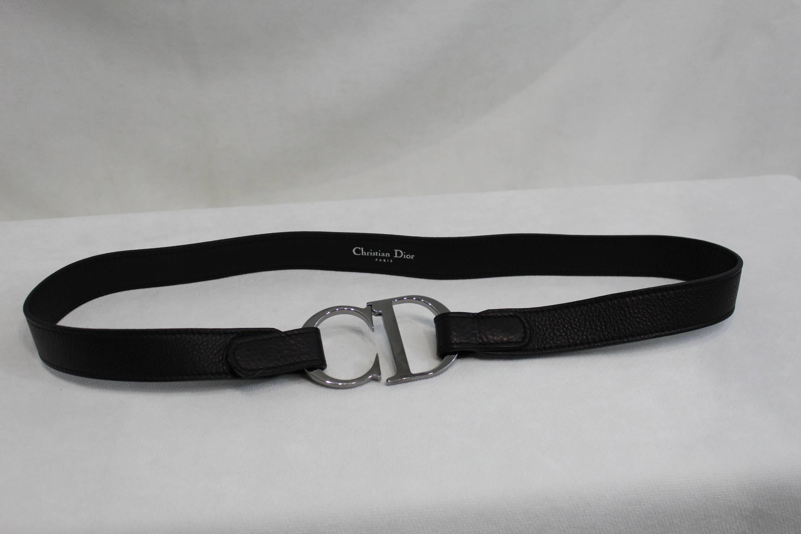 Really ncie and in really good condition Christian Dior Belt.

Leather and steel.

Closing by strap

Size european 75