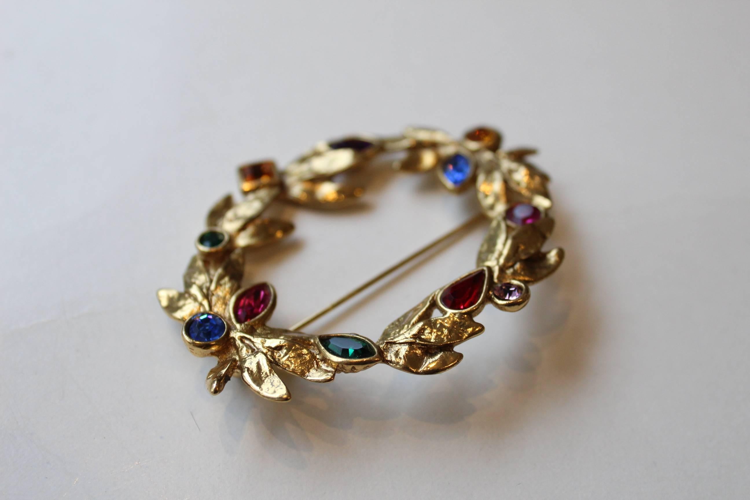 Super nice brooche from Yves saint Laurent in gold plated metal and colorful stoneS.

Size 8 x 6,5 cm

