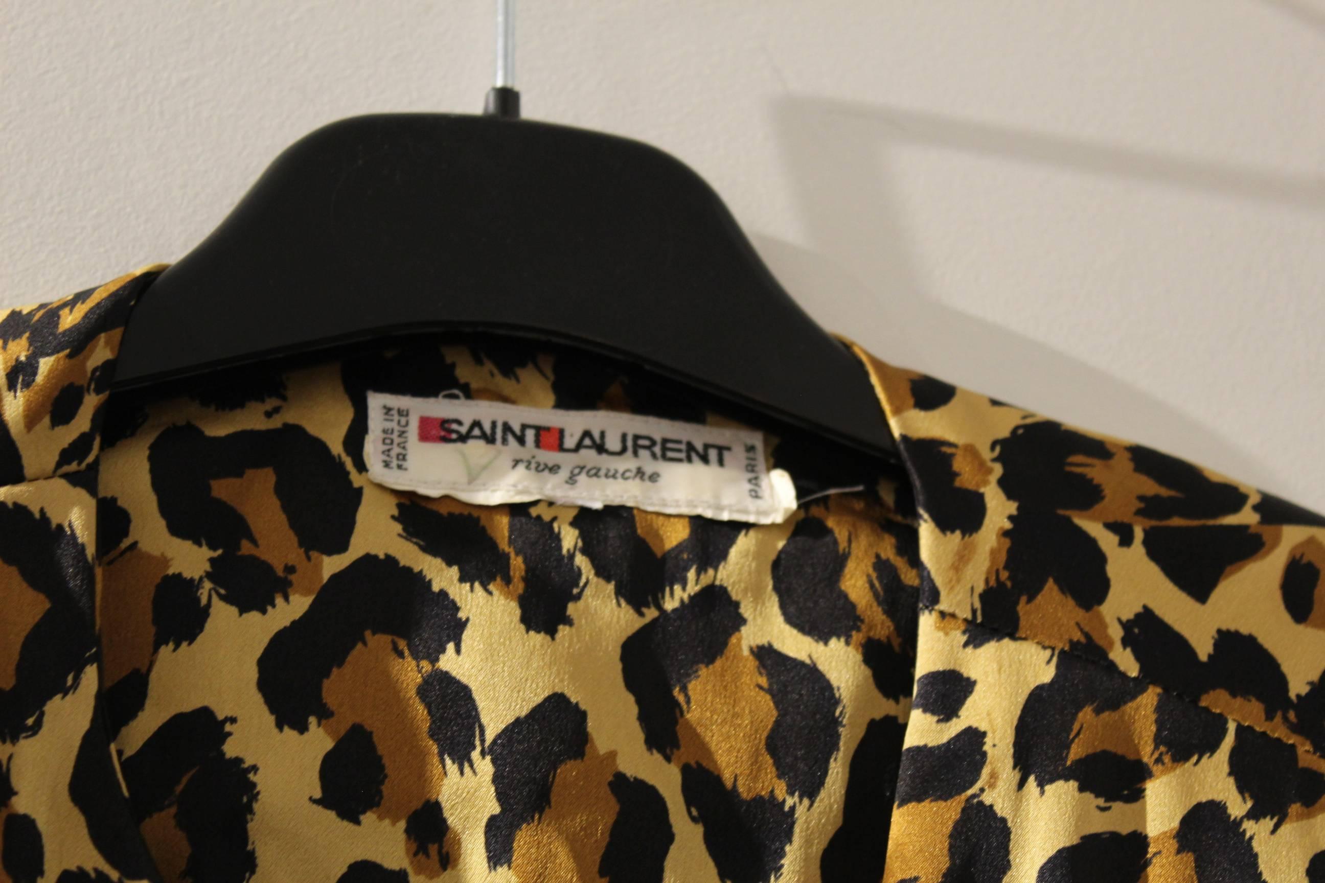 Awesome Yves Saint Laurent leopard Blouse.Amazin boutons. Excelent conditon