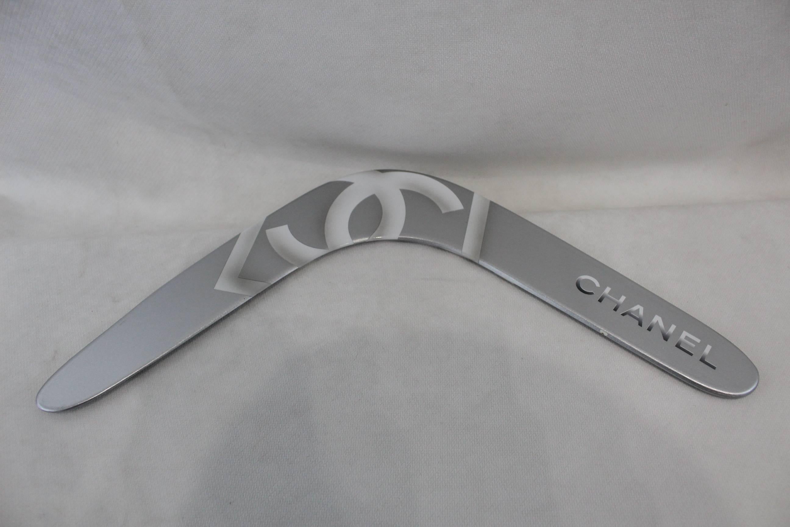 Really ncie Boomerang from Chanel. Collectible item. Hard to find.

Good condition, small chip on the silver paint (see images)