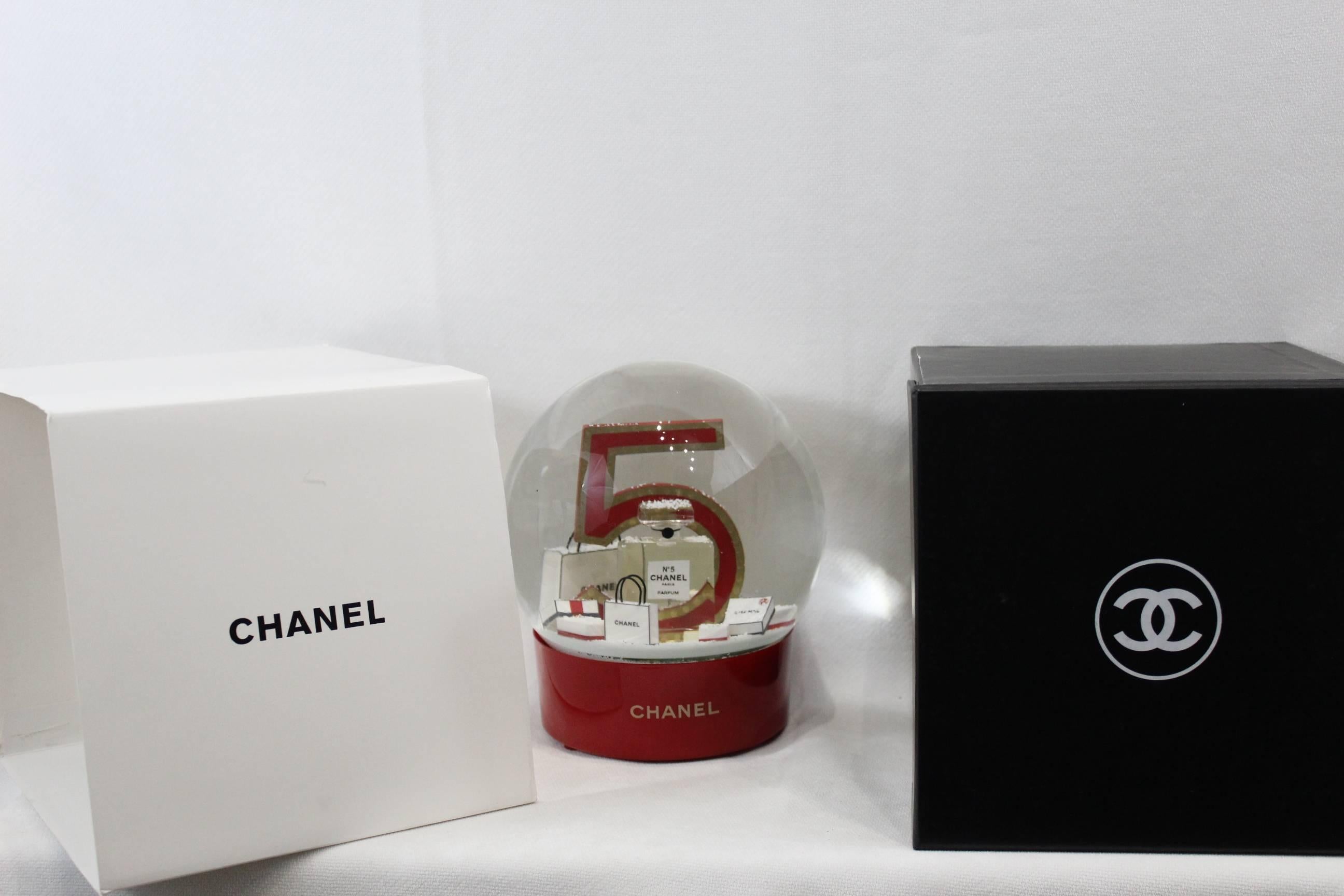 Collectible Chanel Christmas Snowballl Dome from Chanel N°5.

It is an automatic dome that gets rehcarge by USB

Sold with USB wire

Box and outer box

Excellent conditon
