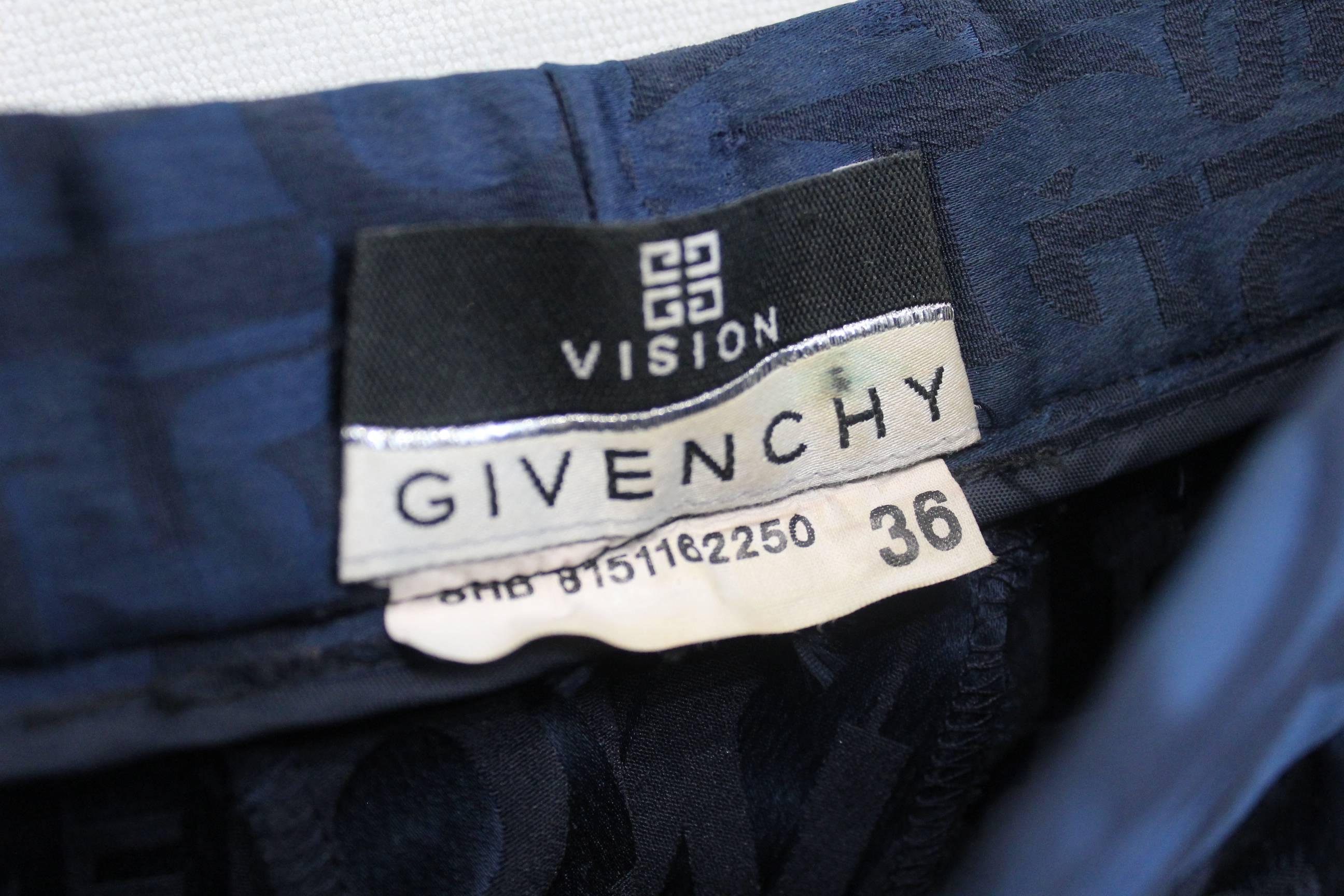 Really nice Vintage Givenchy Logo pants. 
Small size french 36
Excellent condition.