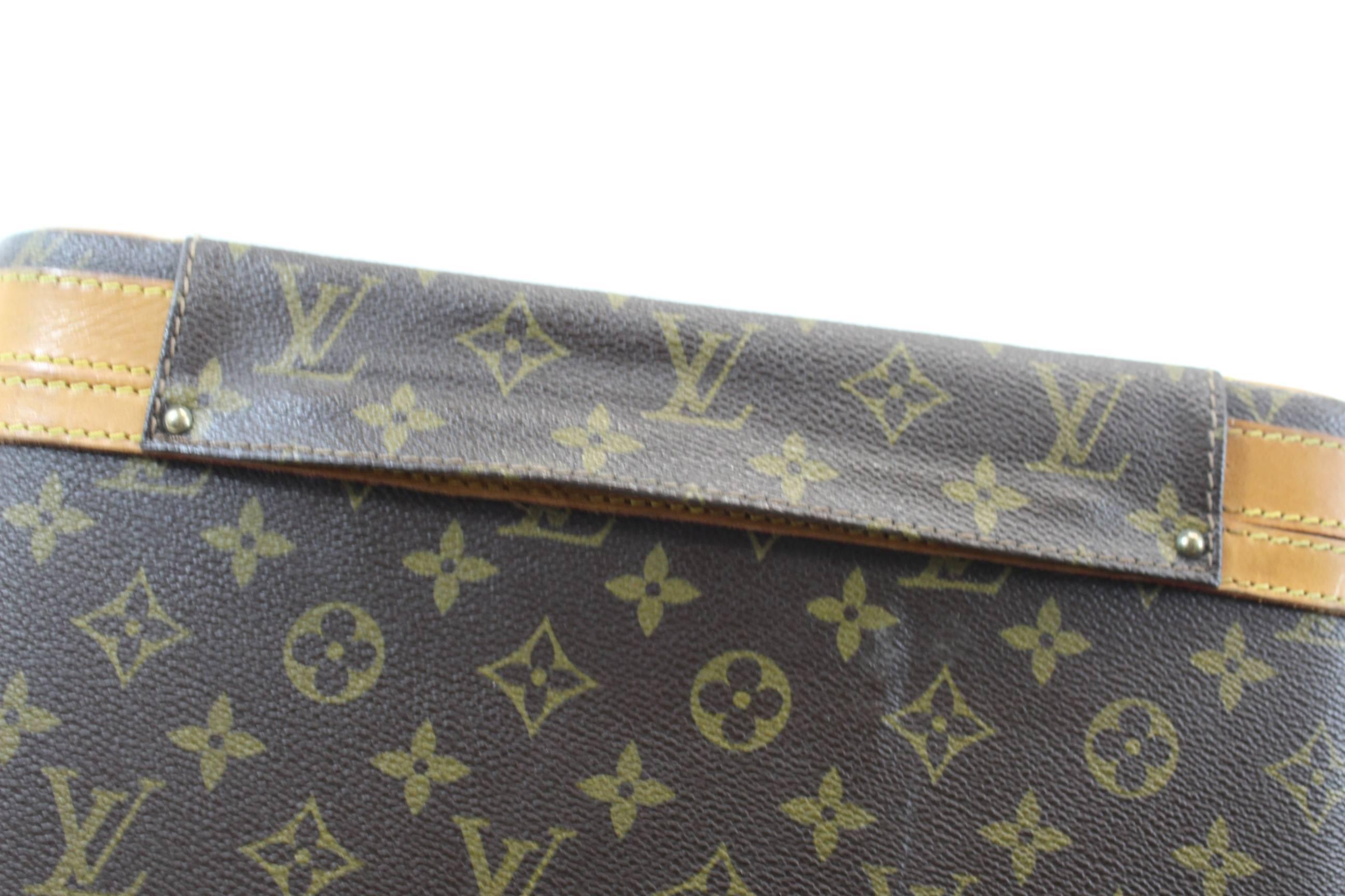 Vintage Vanity Fait (train case) Louis Vuitton in monogram canvas.

The case is in fair condition:

Canva sin good condition
 Stickky and peeled interior.
One button missin from the strap

Size 12,5x8,5x9