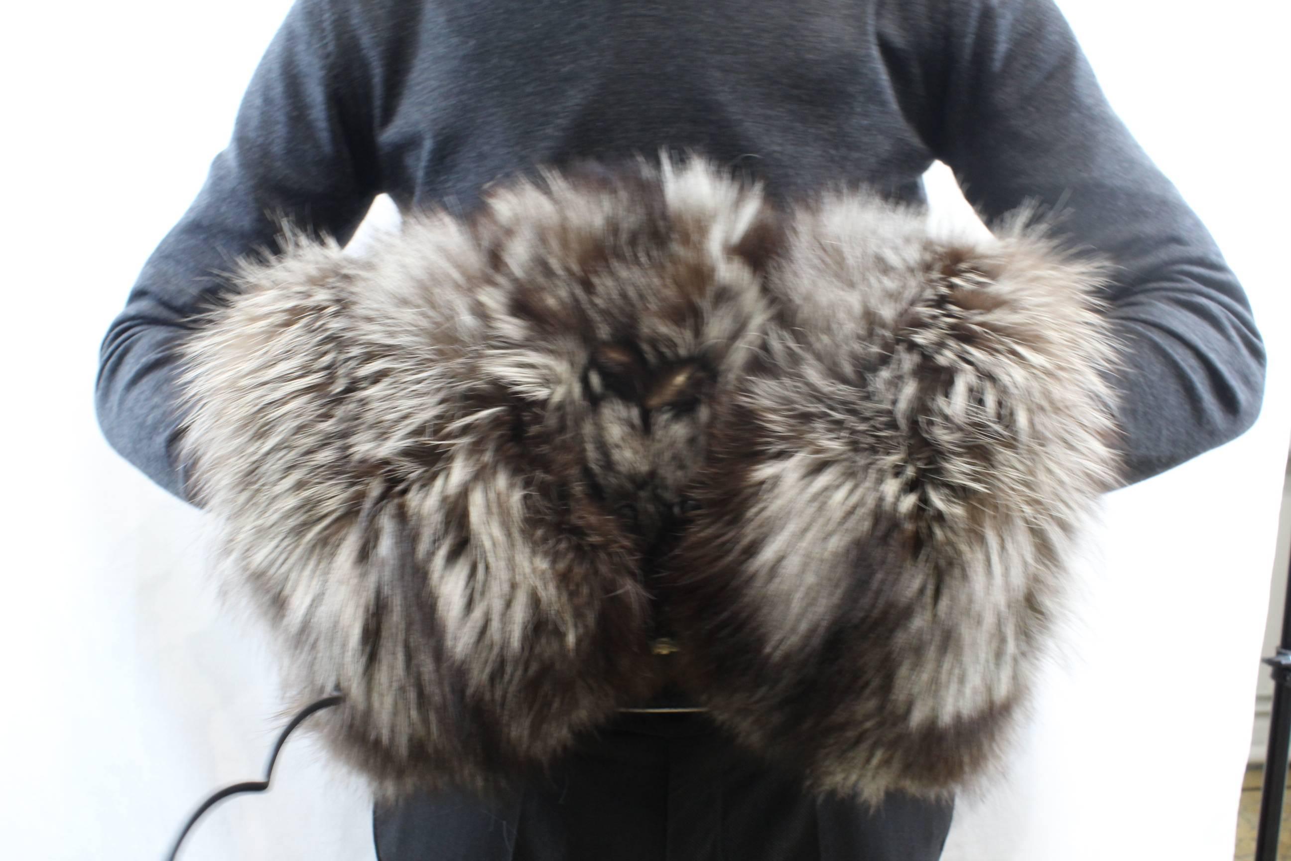 Really elegant fox muff to get your hands warm or to complete your outfit.

Vintage but in excellent condtion.

