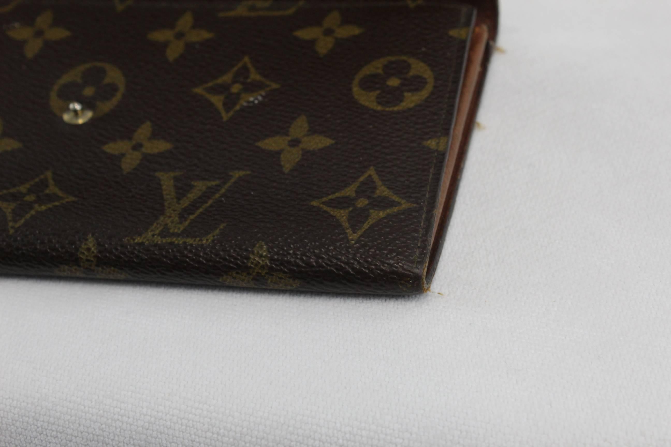 Vintage wallet from louis Vuitton with a zipped compartiment.

Corner and canvas in good condition, but in one side it has lost some stiches.

Size 7,5 x 4