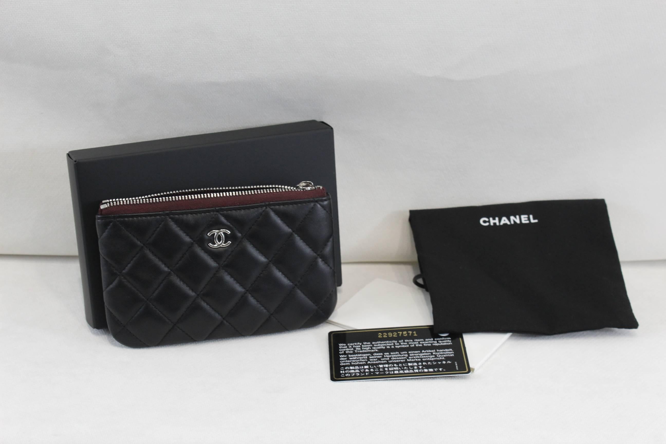 New never used nice leather Chanel coin purse / cardholder
Full set

