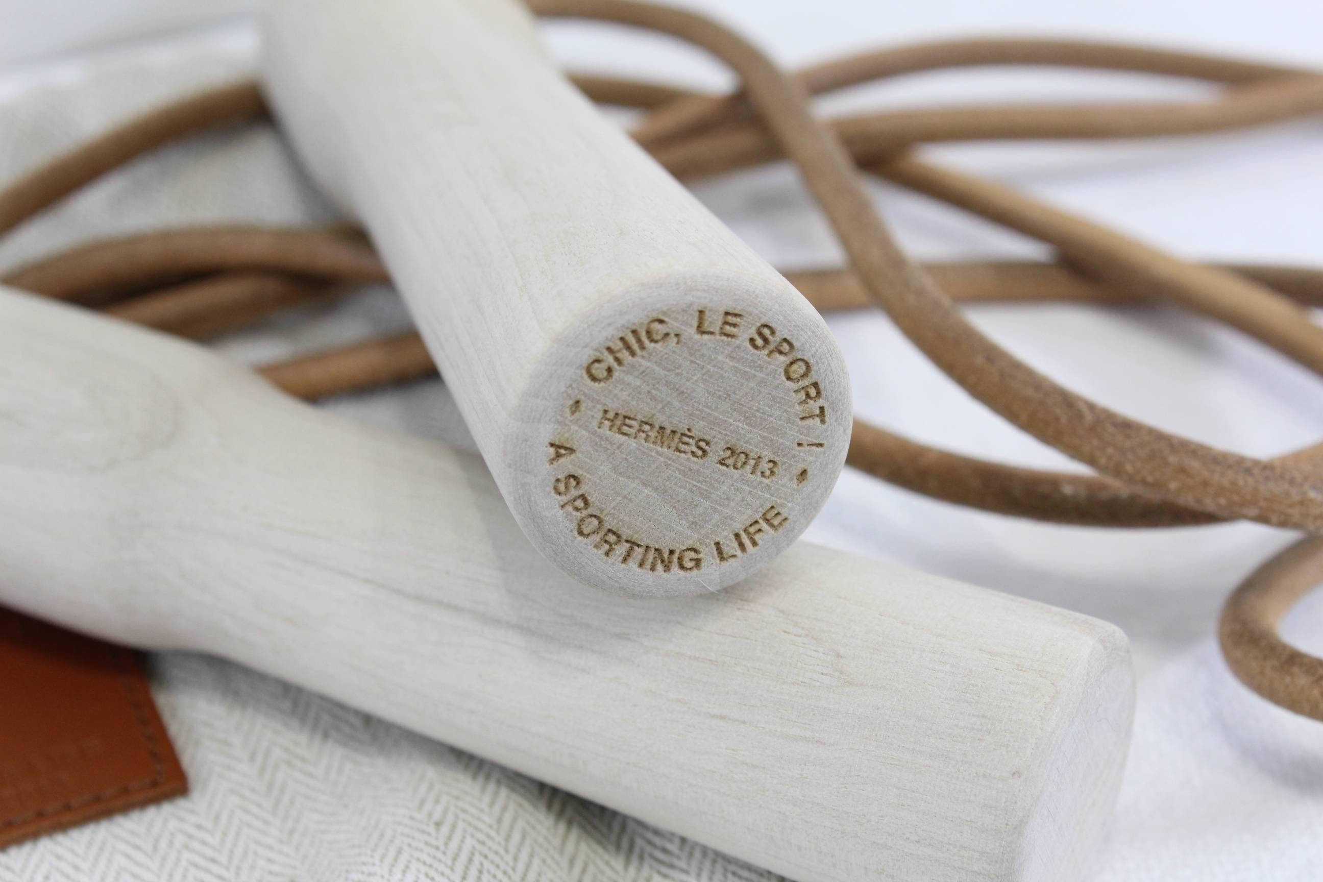 Rare Hermes Jumping Rope in wood and leather.  Leathe lenght around 280 cm (110 inches)

With dust bag

Excellent condition