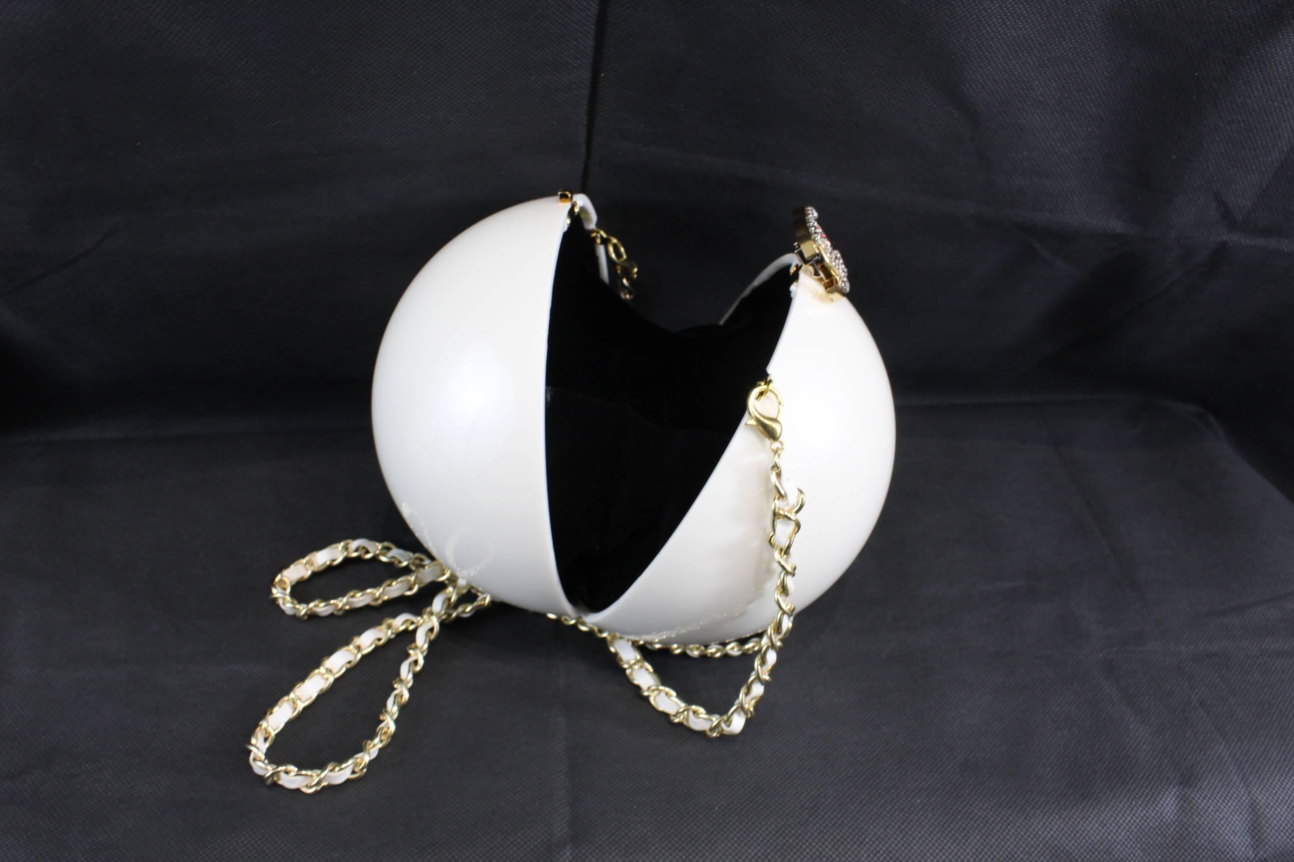 Présentation VIP rare de Chanel, 2016 Sac en perles avec fermoir en strass Excellent état à Paris, FR