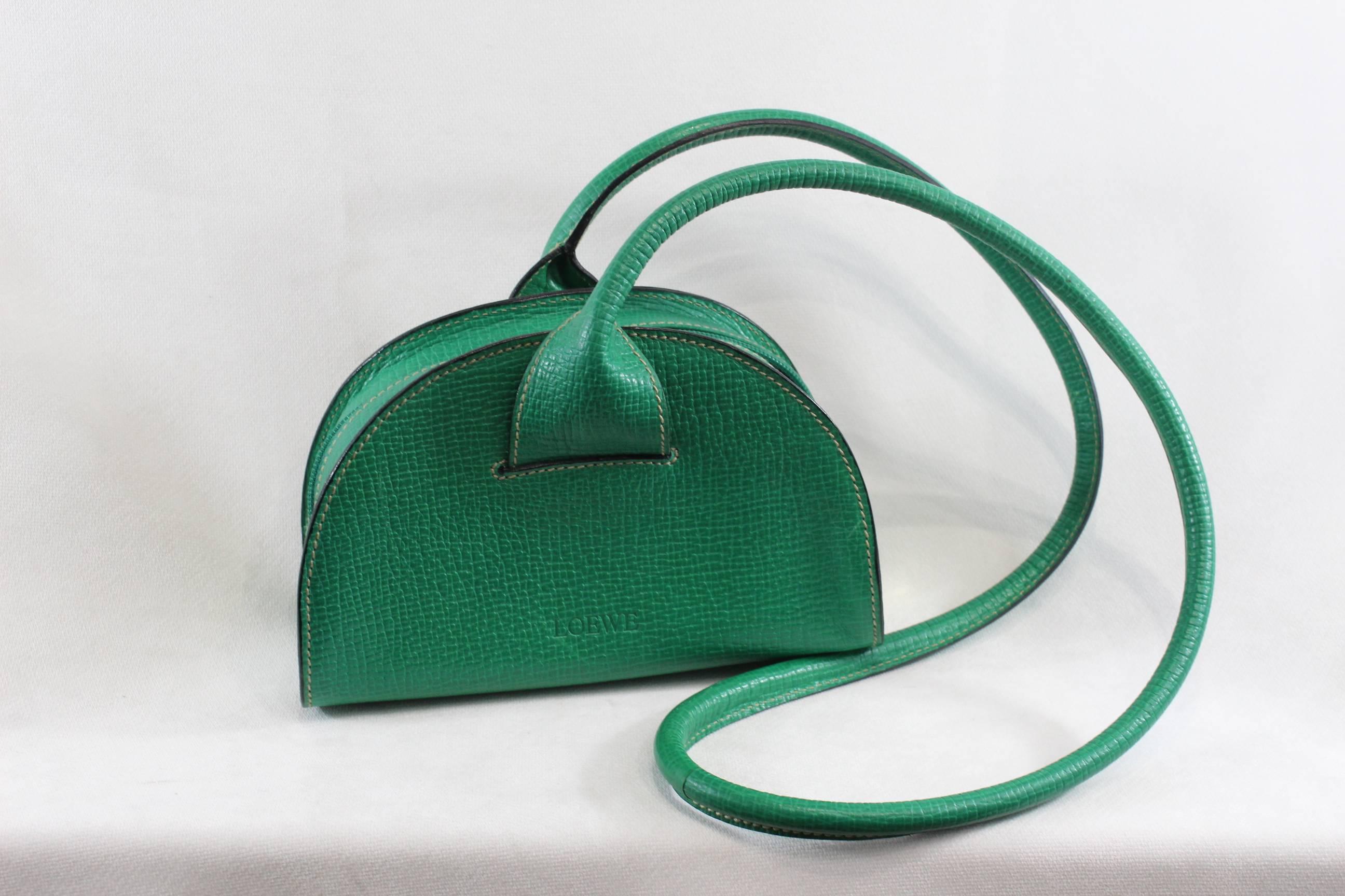Super nice green leather bag from Loewe.

it ca nbe worn like a Clucth with a knot in the shoulder strap ot crossbody. Strap around 47 inches

really good conditoon