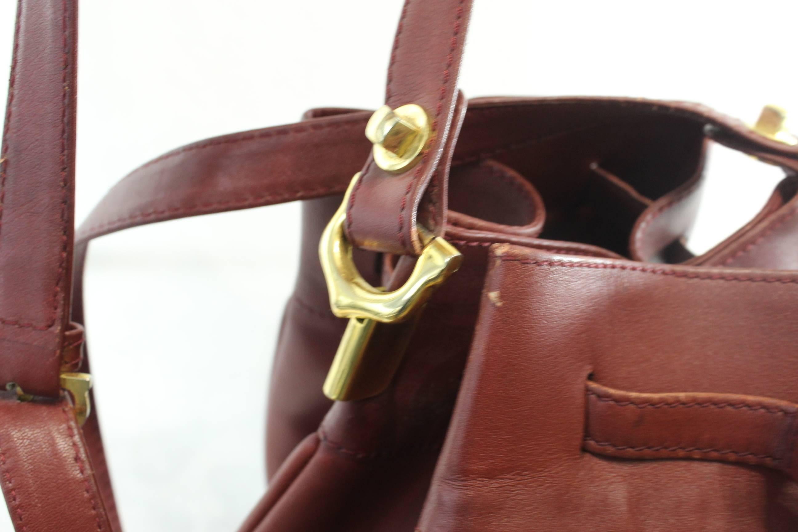 Iconic bag from cartier in Burgundy leather.

vintage piece from the collection "Must de cartier"

Good condition howenever it presents some signs of wear due to its age (overall in the closing strap)

Corners in good condition.