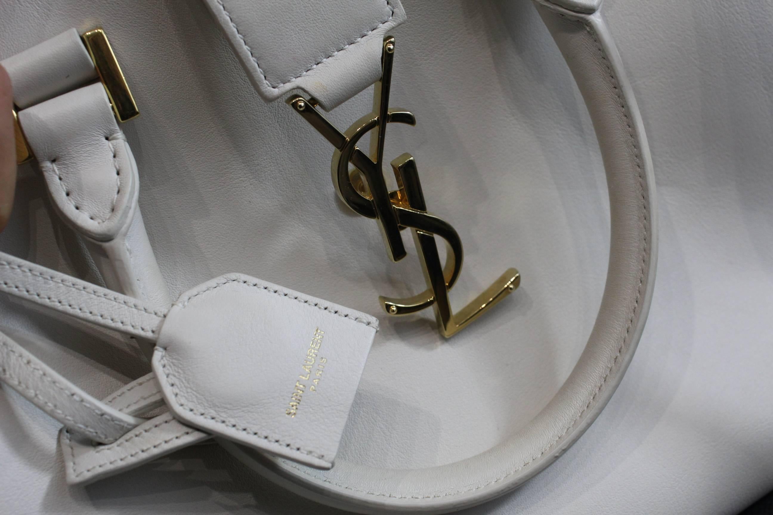 Relaly ncie bag from 2016 from YSL in white leather.

Sold with dust ba

Removable strap.

Good condition, just some minor signs of wear.
