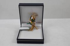 Ravissante broche oiseau en émail sculpté et pierres dorées