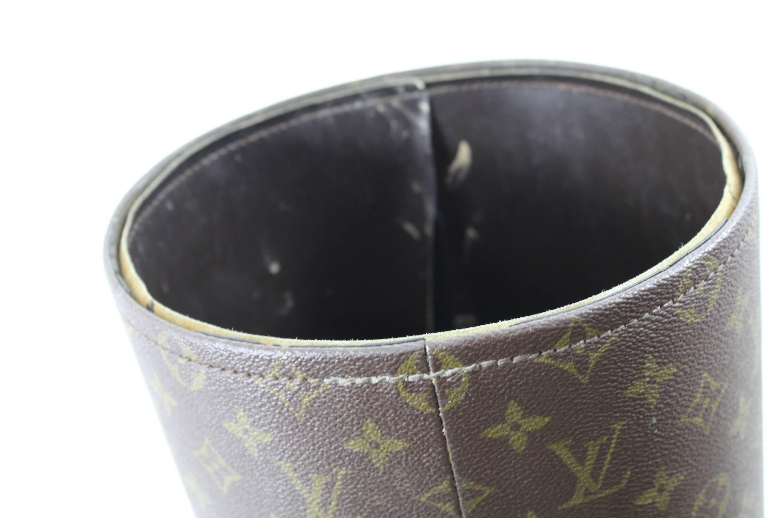 Realy rare objet a Louis Vuitton paper bin in moniogram canvas and leather. The edition of this item has been really limited.

The item is in fair condtion as the inner part is unglued and the border too ( it can be easily repaired by an