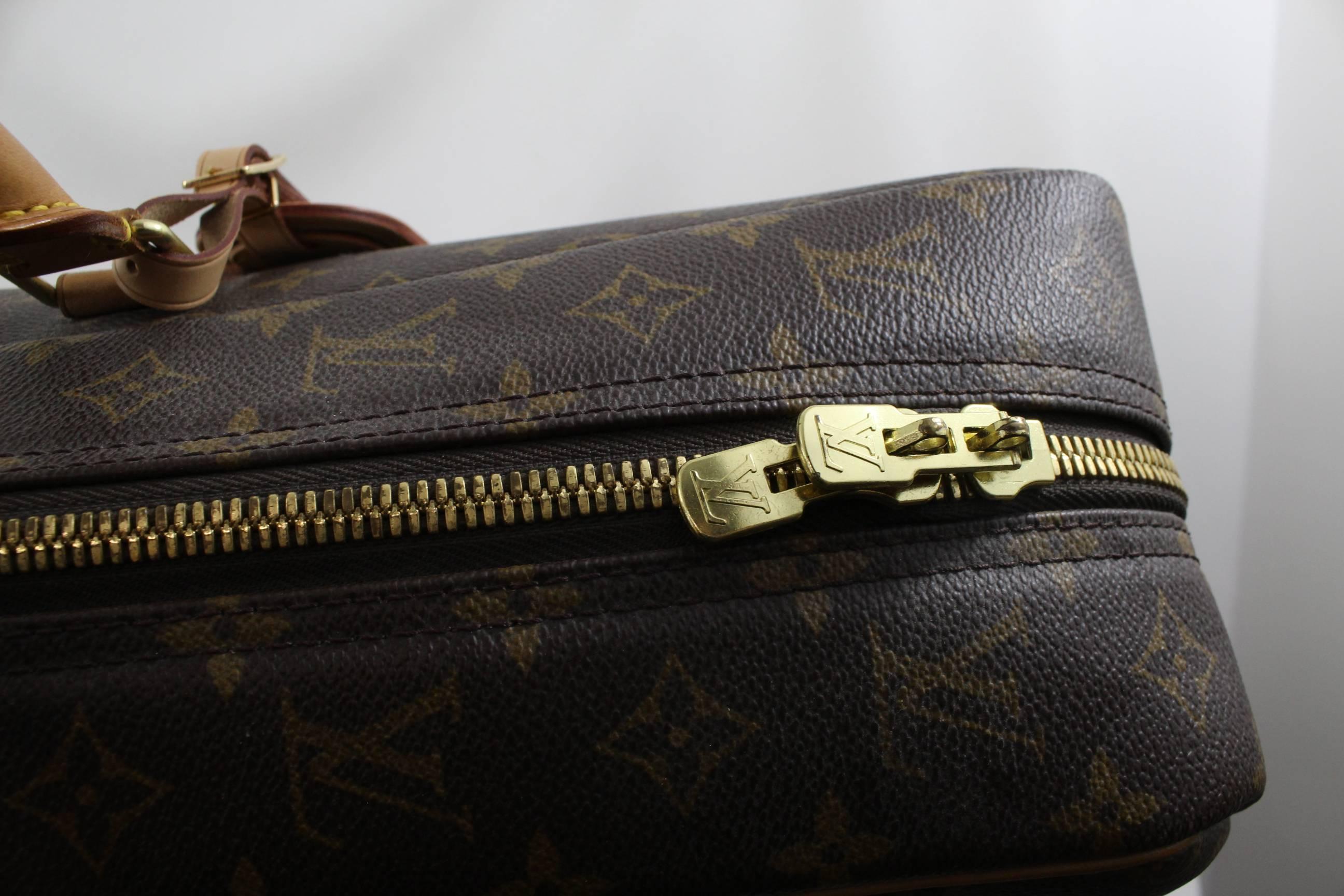 Super nice Louis Vuitton syrius 55 travel suitcase

Size: 21.7 x 16.5 x 7.1 inches 

Good condition, some slight signs of use

Interior really clean

Retail price 2110$