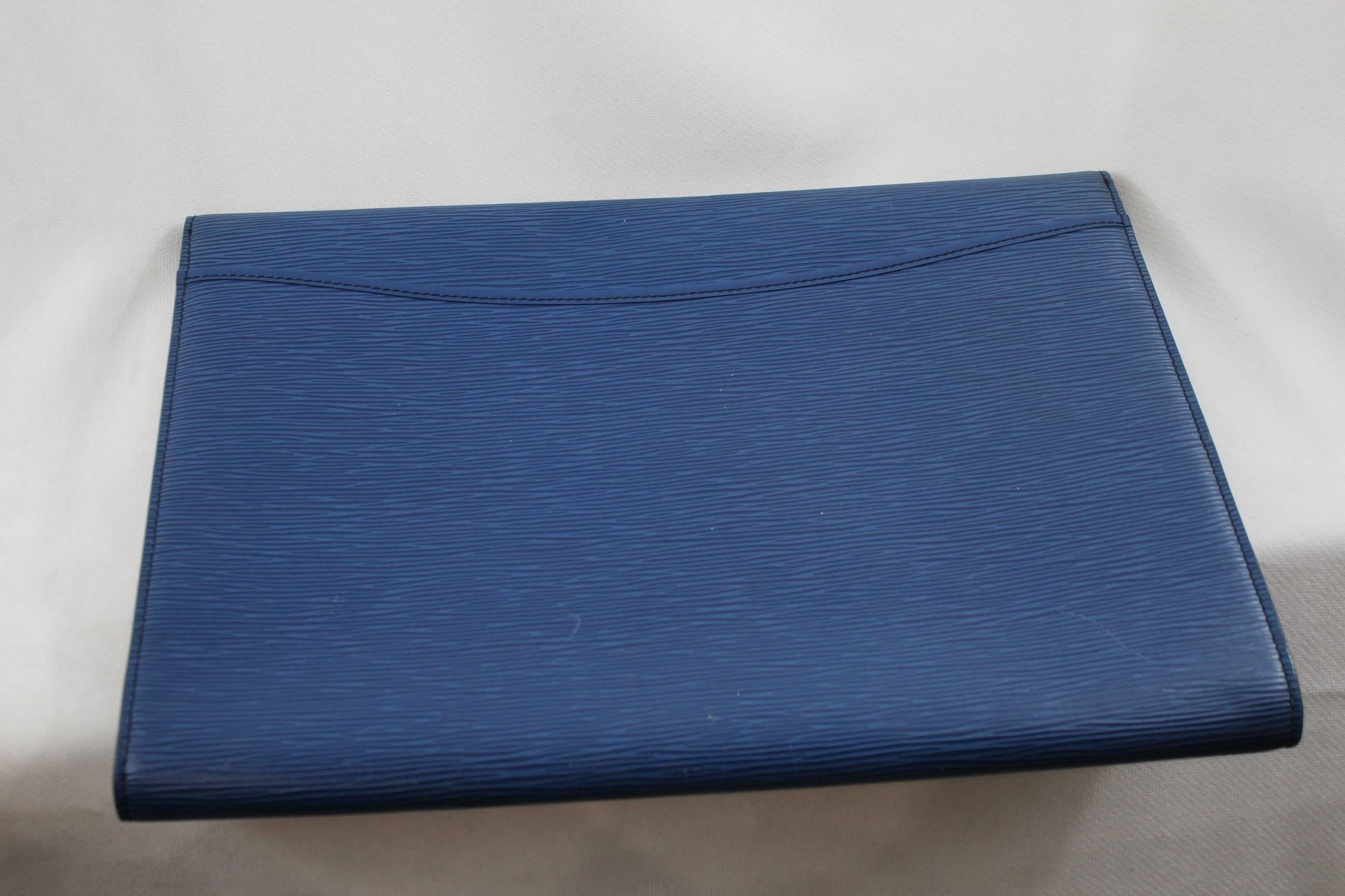 Louis Vuitton Vintage Epi Leather Clutch / Document Holder In Good Condition In Paris, FR