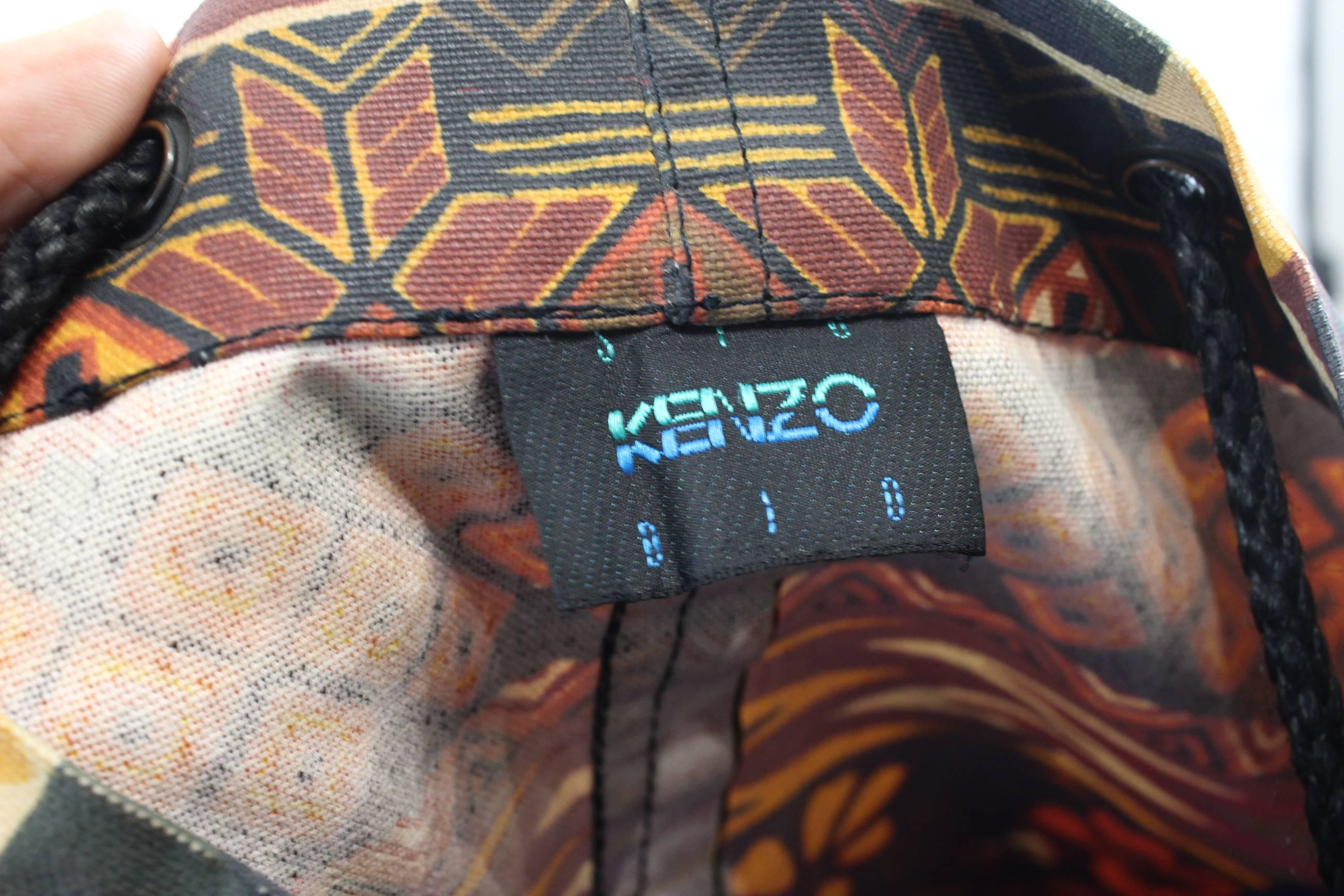 Colorful and super nice Kenzo Vintage Packback.

Big size 

Worn by one strand