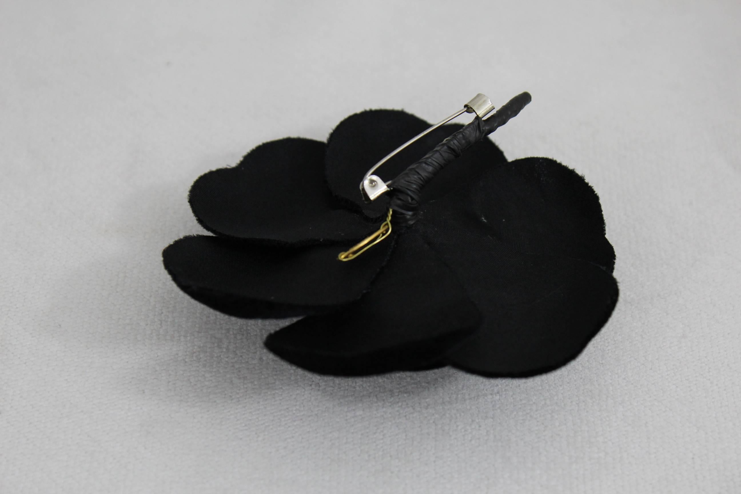 Really nicie Vntage Black velvet camelia brooche.

Good condtion, no defect

Signes in the back

Diameter around 3,5 inches