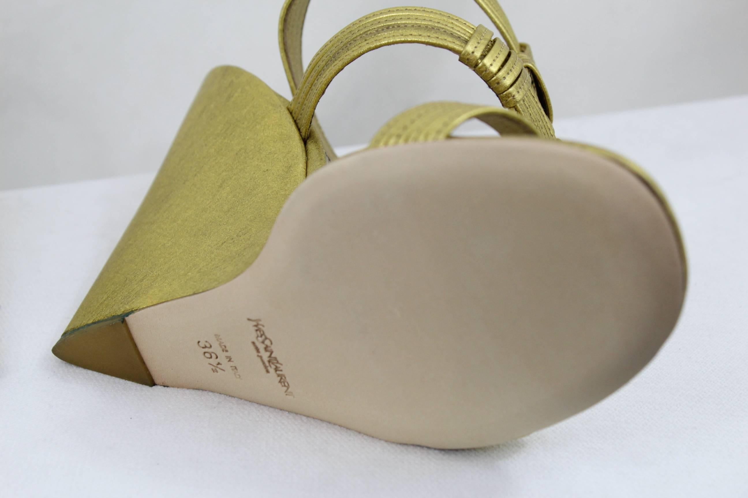 Really nice pair of golden sandals from YSL. Almost new

retail price 850€