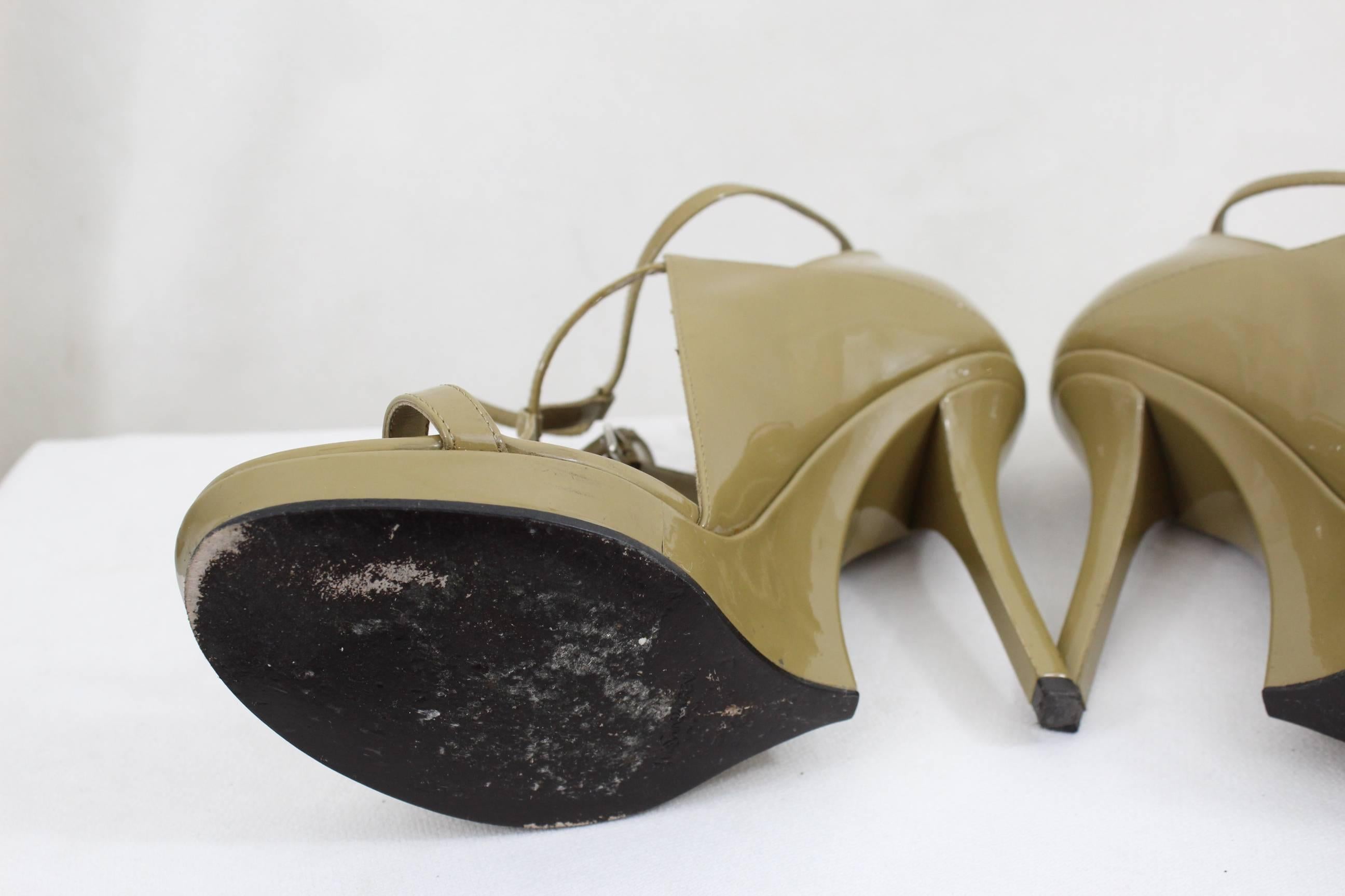 Really nice pair of YSl sandals.
Khakhi patented leather.
Avec boite et dust bag
Size 5.5 US (36,5 EU)