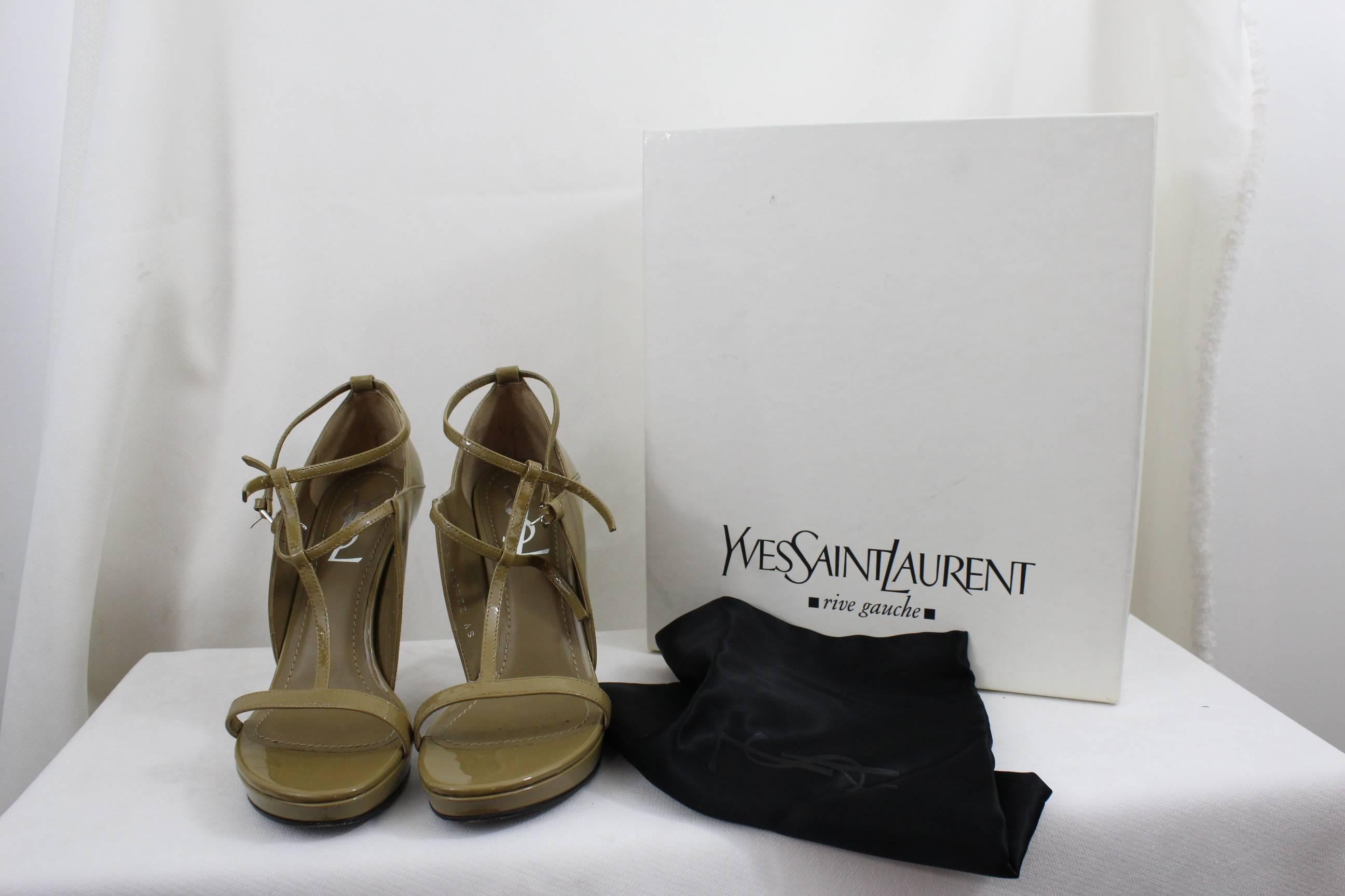 Really nice pair of Yves Saint Laurent sandals in Patented Leather. Size 5.5 US  In Good Condition For Sale In Paris, FR