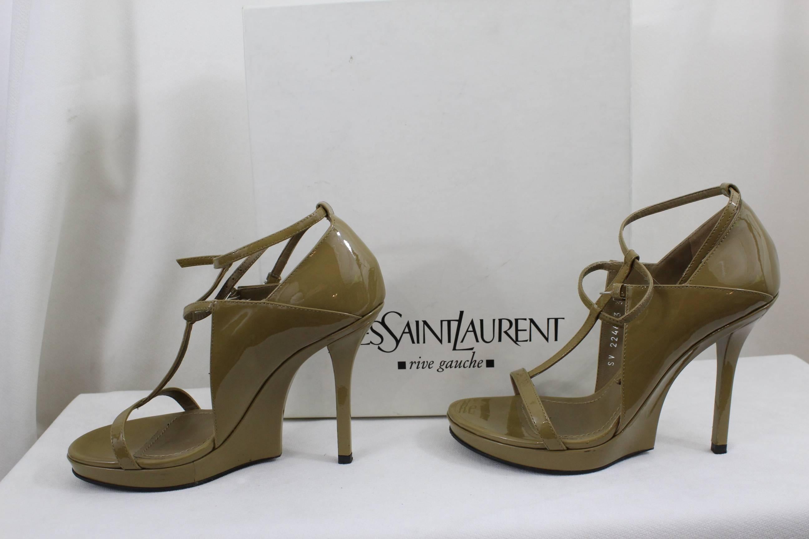Brown Really nice pair of Yves Saint Laurent sandals in Patented Leather. Size 5.5 US  For Sale