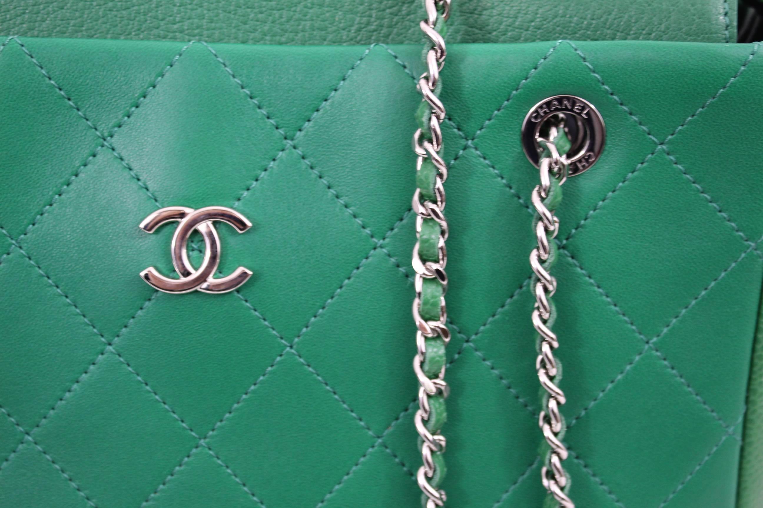 Chanel Green Leather 2017 Bag. Runaway sample In Excellent Condition In Paris, FR
