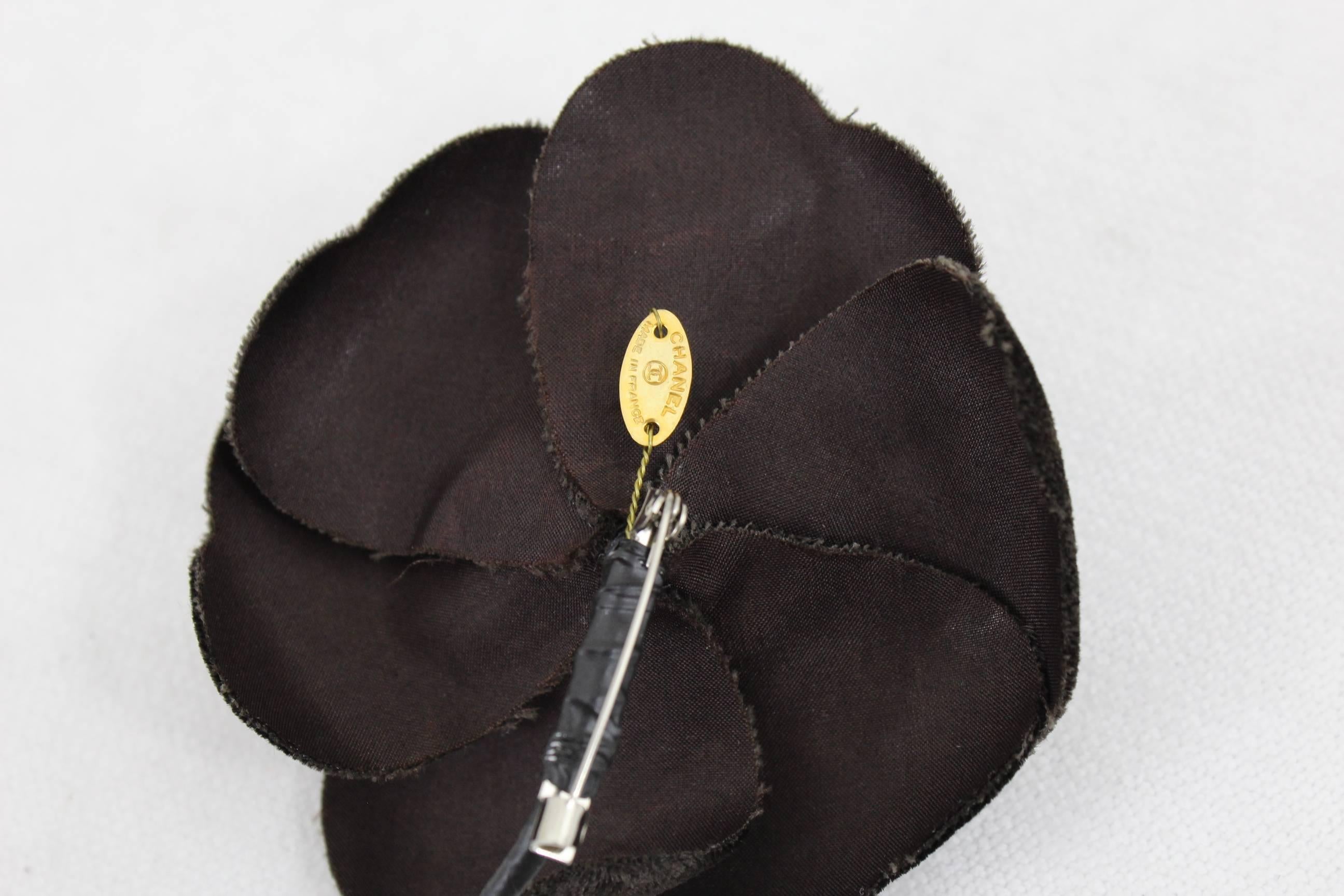 Brown Velvet Vintage Chanel Flower Brooch In Good Condition For Sale In Paris, FR