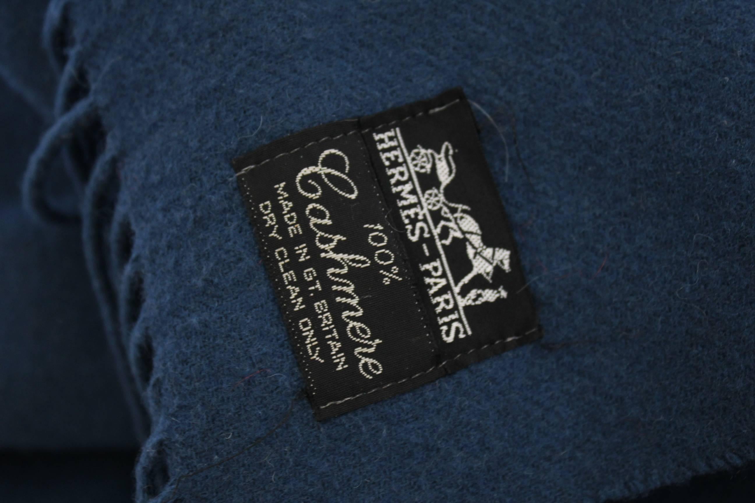 Nice Cashmere Maxi Scarf.

Good condition.

Vintage model still made in the UK.

Color blue

Size: 70 inches x 55 inches