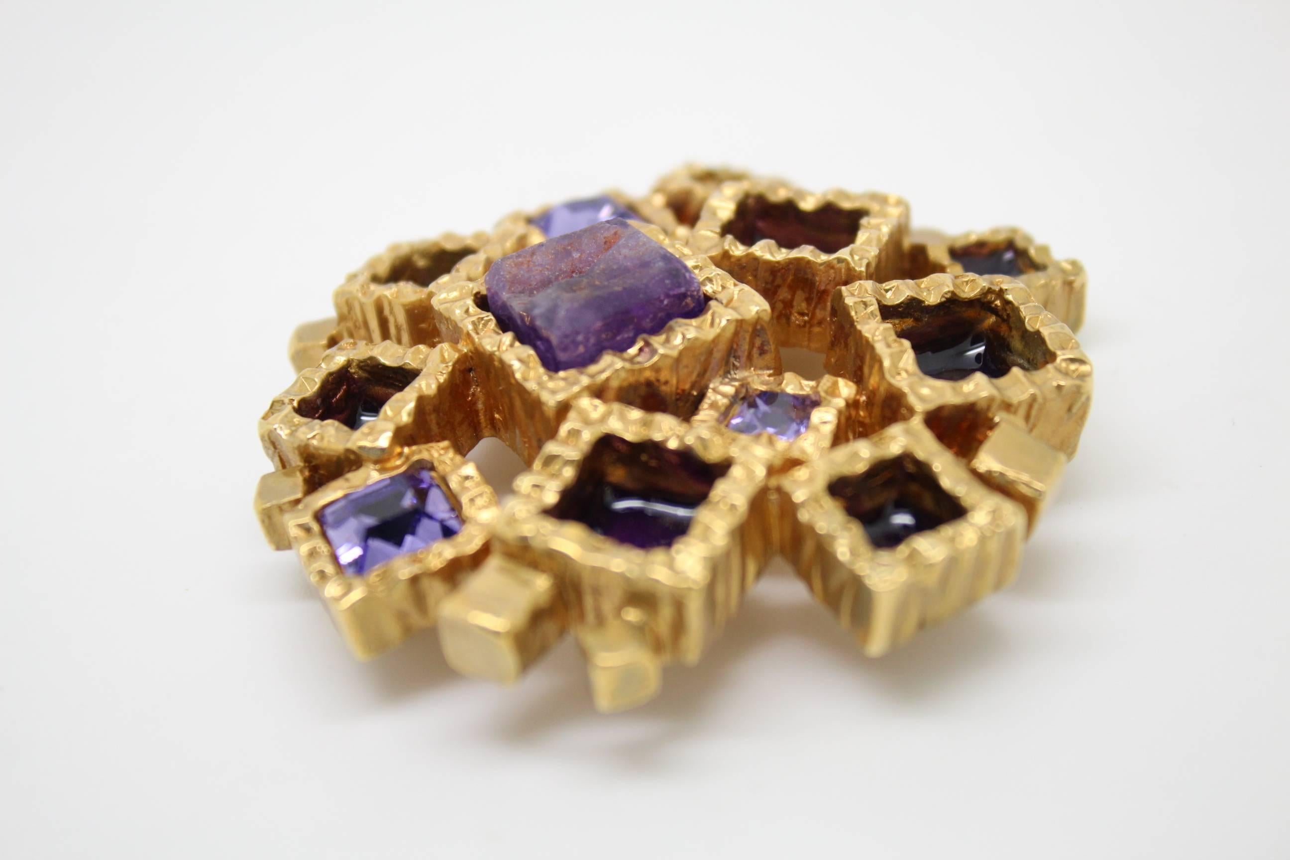 Gorgeous YSL Broche in gold plated metal and purple stones of different kind.

Size 6,5 cm.

Really good vintage condition