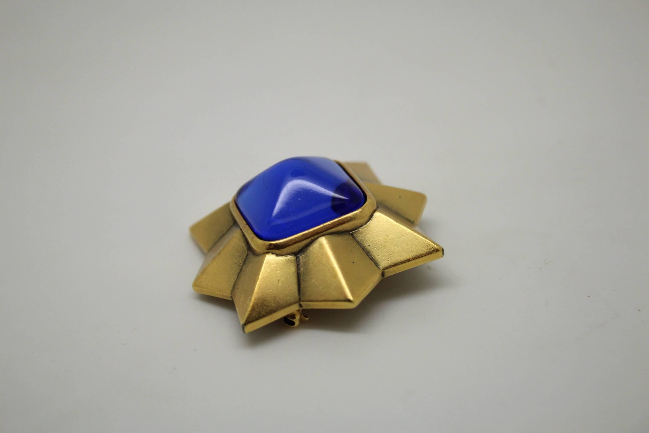 Cute Yves Saint Laurent Brooche in gold plated metal.

Size diameter 4 centimeters.

Good vintage condition