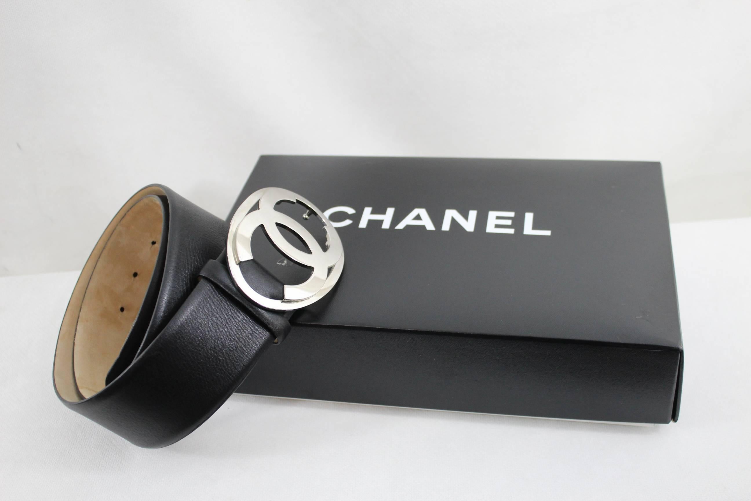 Really nice Vintage Chanel Maxi Double CC Buckle in blakc leather and sofr leathe rinside.

Inside is in good conditon, shades from the images are just from the etxture of the leather.

Sold with box.