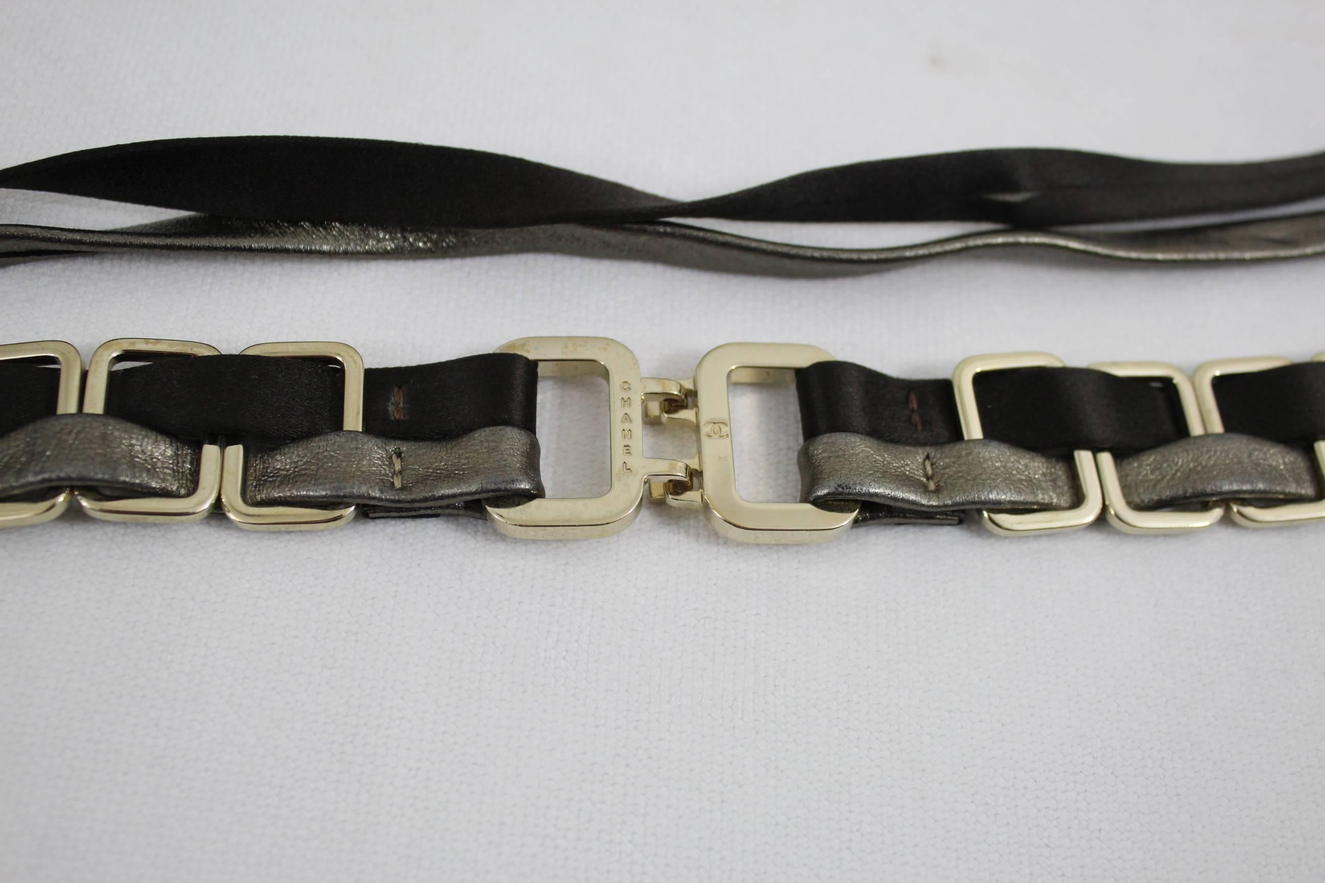 Really nice Chanel leather belt in steel, leather and satin.

Lenght 32 inches.

Really good condition.

Signed in the boucle.