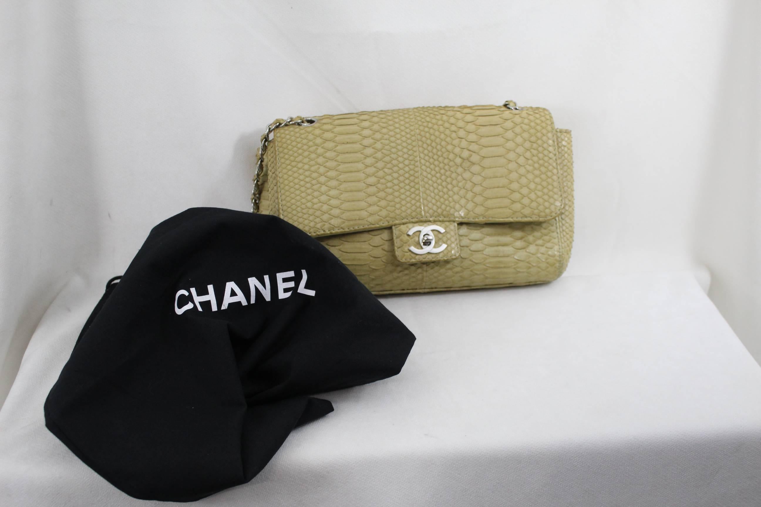orgeous Chanel bag in exotic skin and stainless stell hardware.

Some small signs of use inside but excellent generla condition.

With dust bag.

Size 10x7 inches