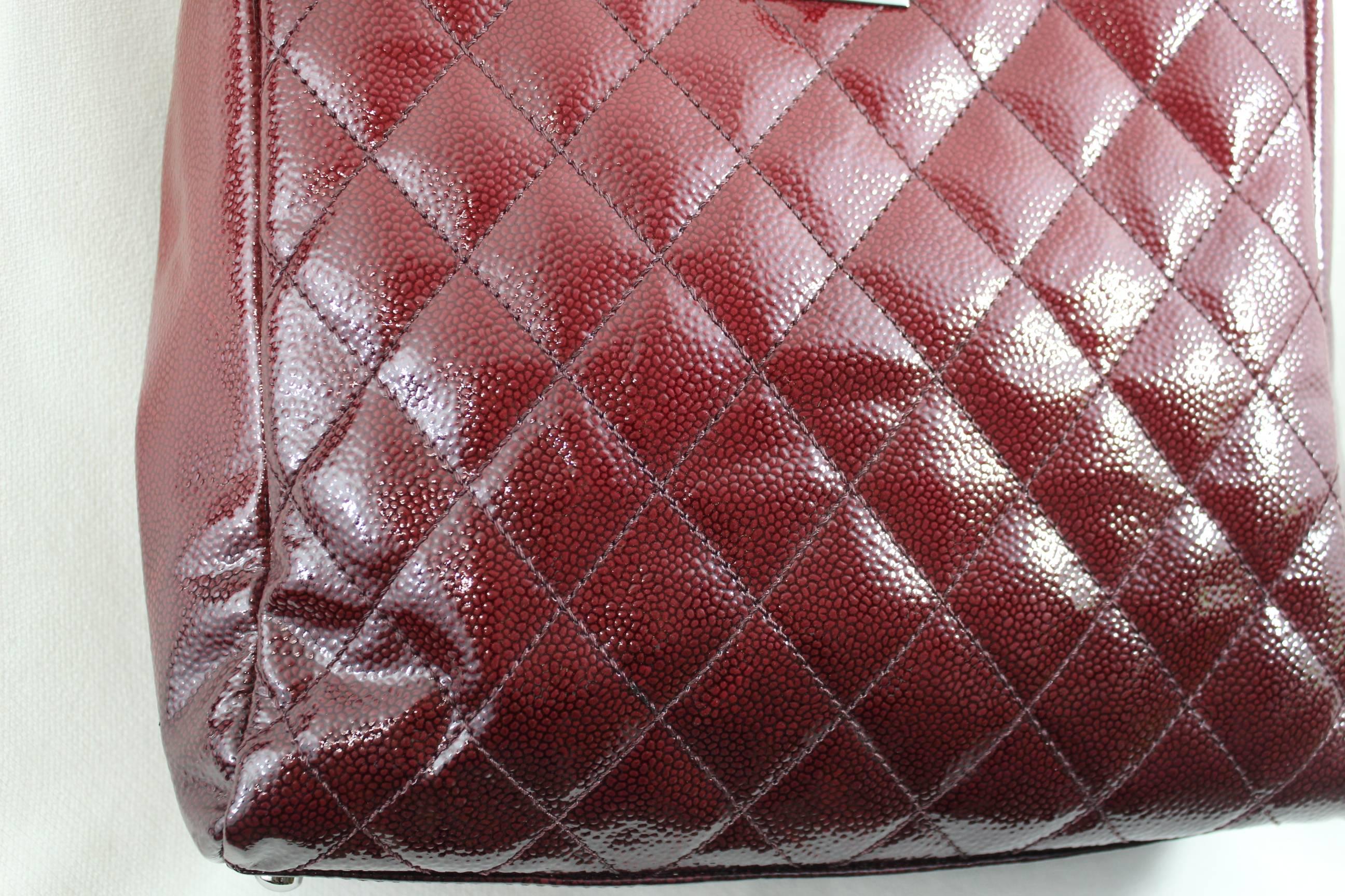 Amazing Chanel bag in differnet shades of red from bordeaux to red.

Really good condition.

Silver hardware

2.55 clasp.

No cad or hologramme insdie as the label where the sticker was glued has been removed.

Size 9,5 x10 inches