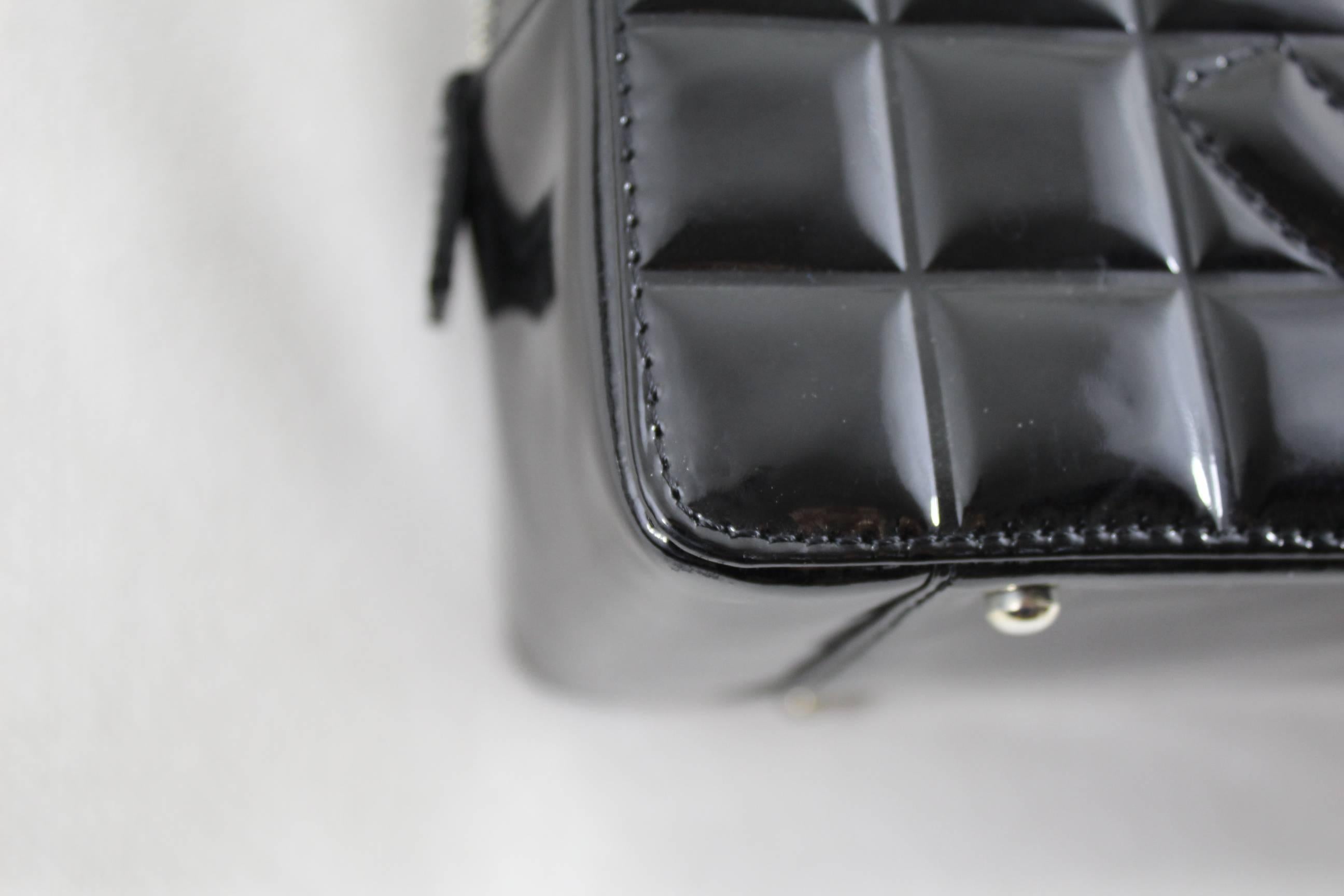 Women's or Men's Chanel Black patented leather Shoulder Bag