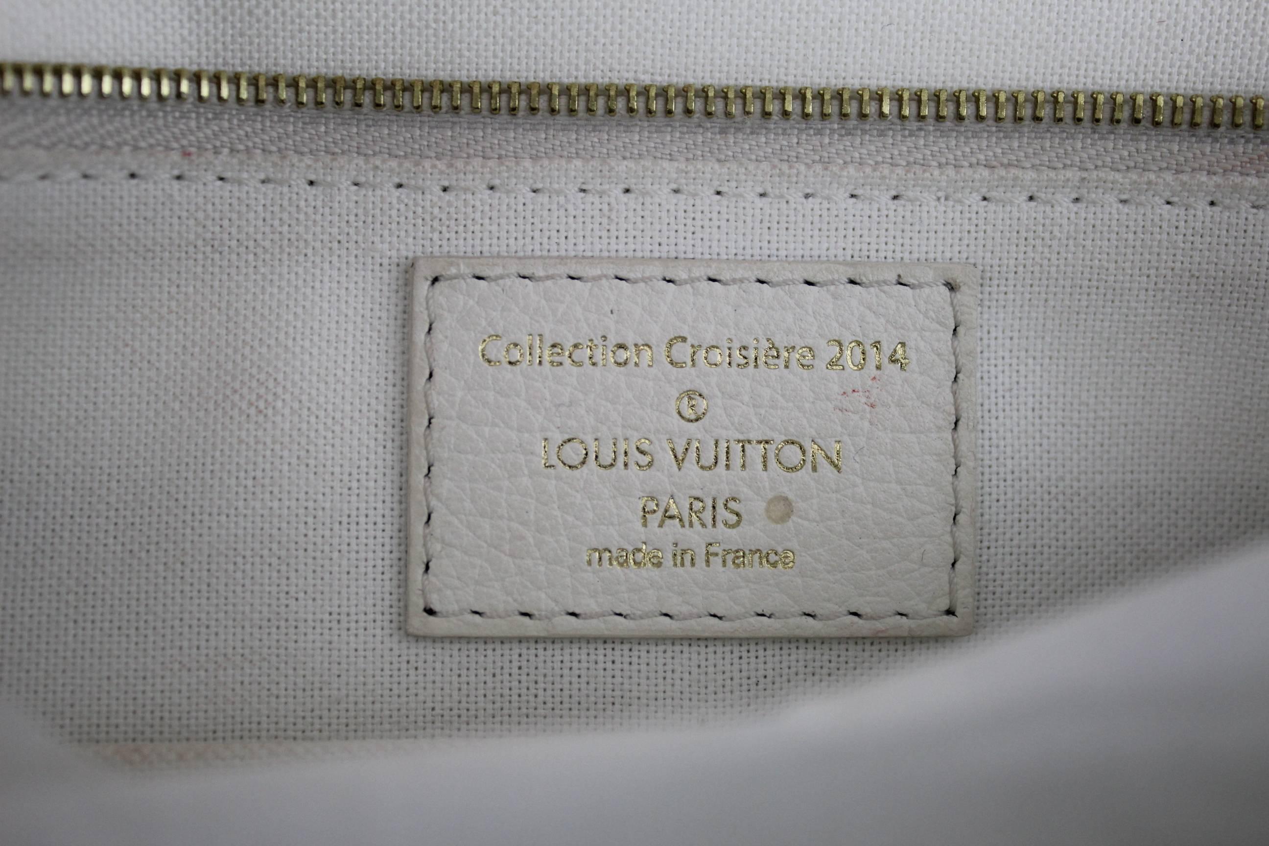 Really ncie white bag from louis Vuitton in grained leather coming from the Monaco Cruise Collection.

Removable strap

Some signs of wear overall in the interior.

Size 11,5 x7,5 inches
