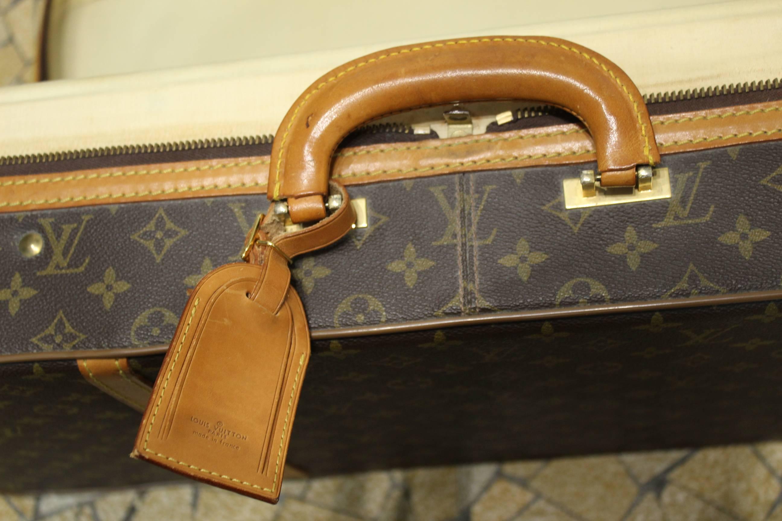 For sale an stunnig Louis Vuitton semi rigid bag for Badmington  raquets but that can be used for other purposed now.

really good condition for a vintage piece.

One outter pocket.

With lock 

size:72x32 cm