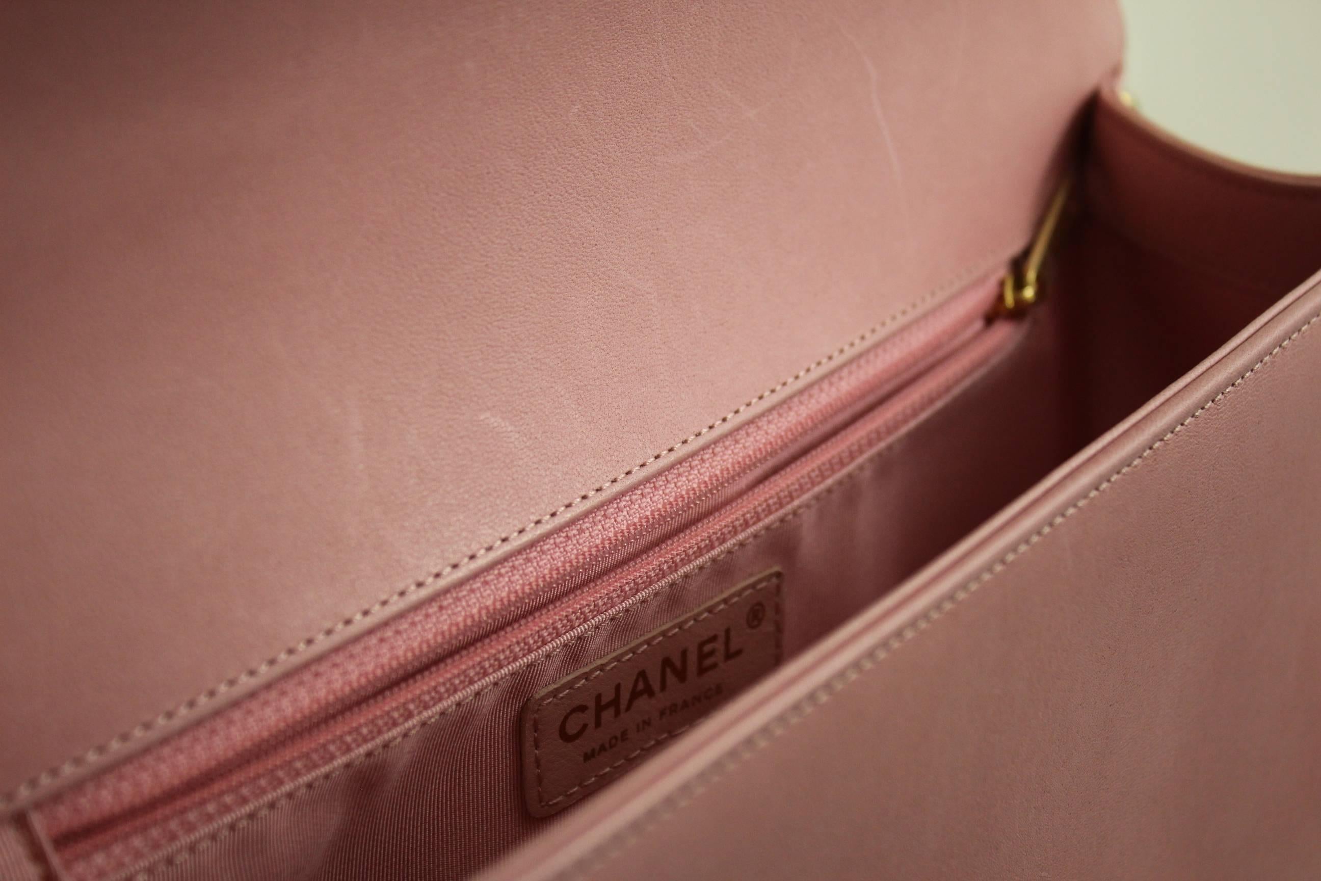 For sale a really nice boy in pink leather and tweed.

Some small signs of use: micro stain of pen in the inner flap (really small)

Price so low cause it is a bag coming from Private sales of Chanel so no hologram and card. marked 