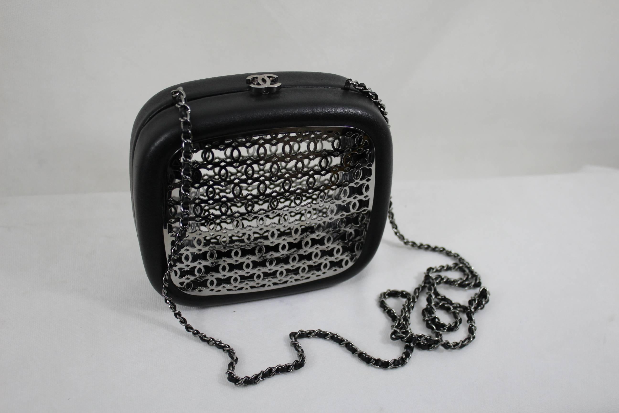 For sale clutch from the Paris Dubai cruise collection. It is mande in black leather and steel.

It takes the grill that were decorationg 
really good conditon.

This is a Sample made for the collection.

No hologramme inside

Size 14x16 cm